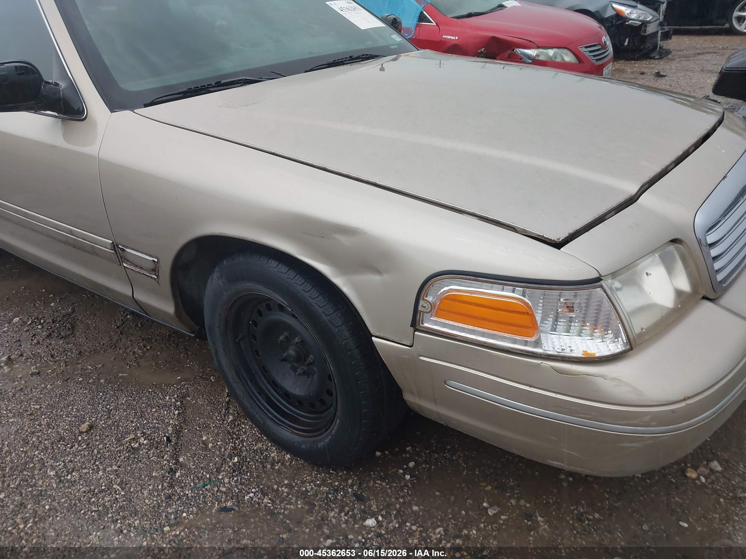 2000 Ford Crown Victoria   Tan vin: 2FAFP73W7YX125627