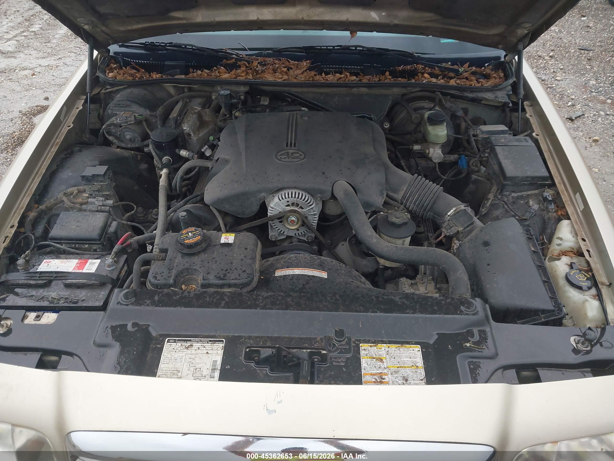 2000 Ford Crown Victoria   Tan vin: 2FAFP73W7YX125627