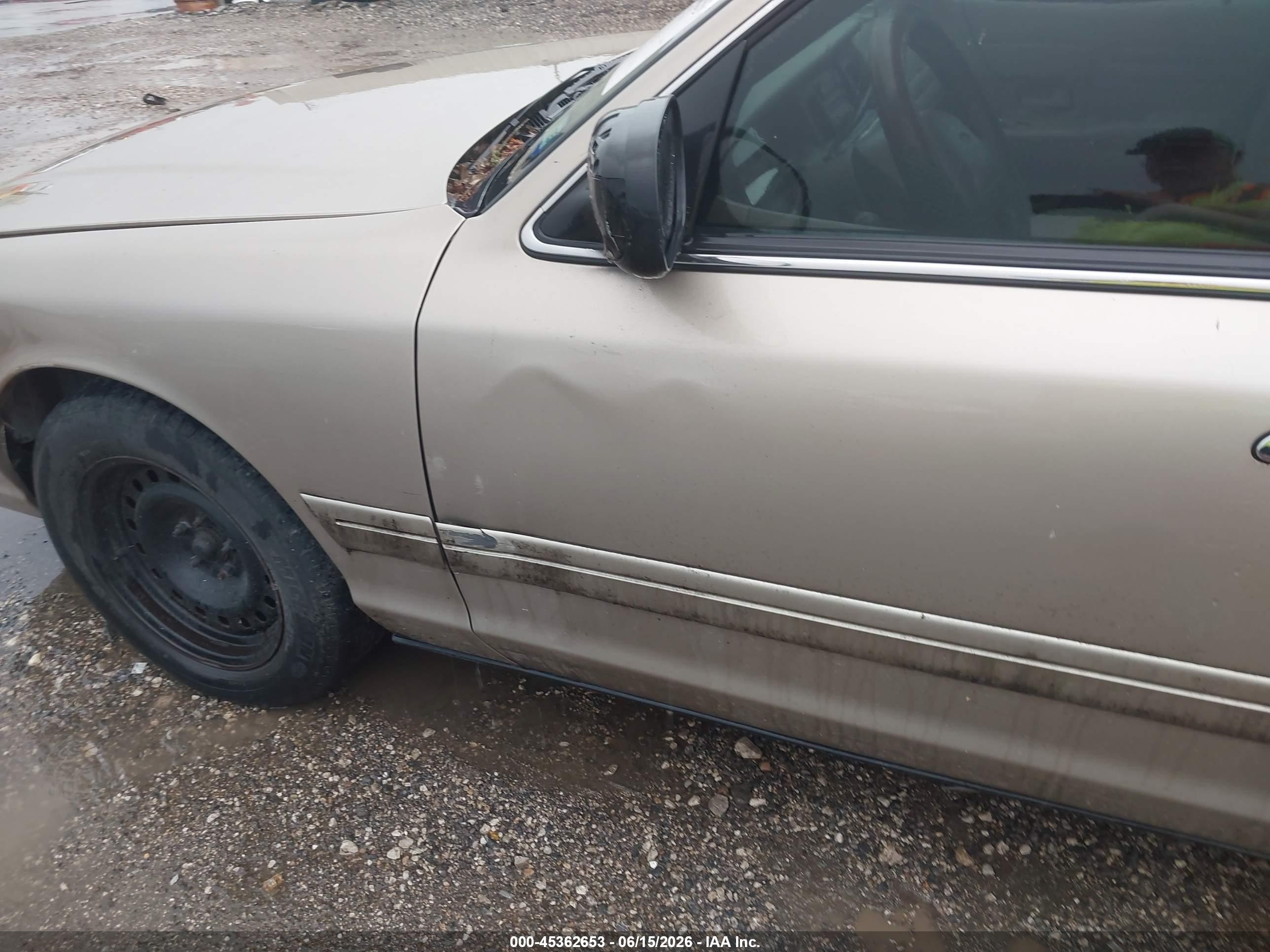 2000 Ford Crown Victoria   Tan vin: 2FAFP73W7YX125627