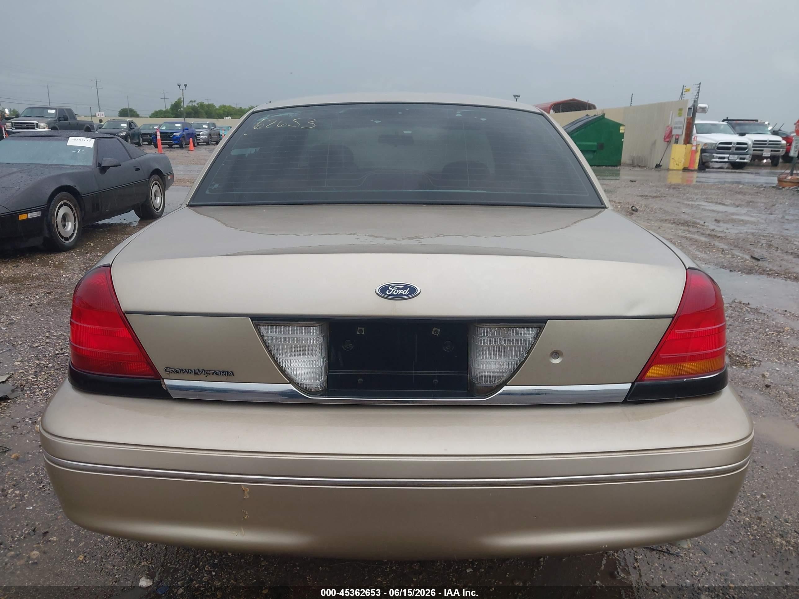 2000 Ford Crown Victoria   Tan vin: 2FAFP73W7YX125627
