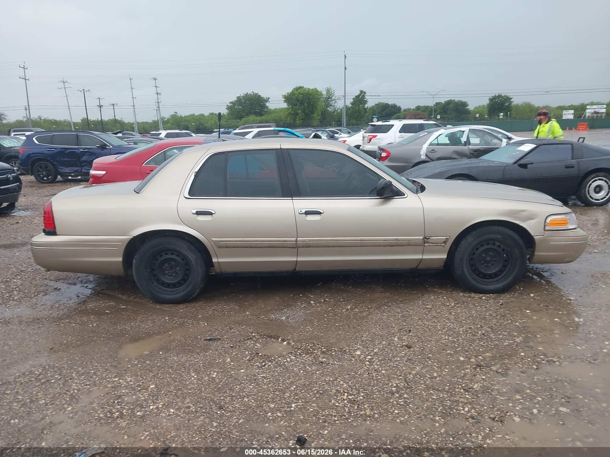 2000 Ford Crown Victoria   Tan vin: 2FAFP73W7YX125627