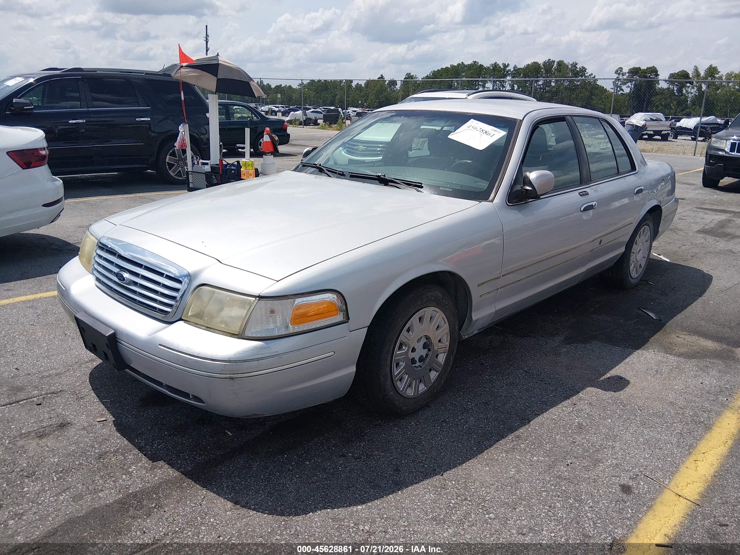 2003 Ford Crown Victoria Standard Silver vin: 2FAFP73W83X110157