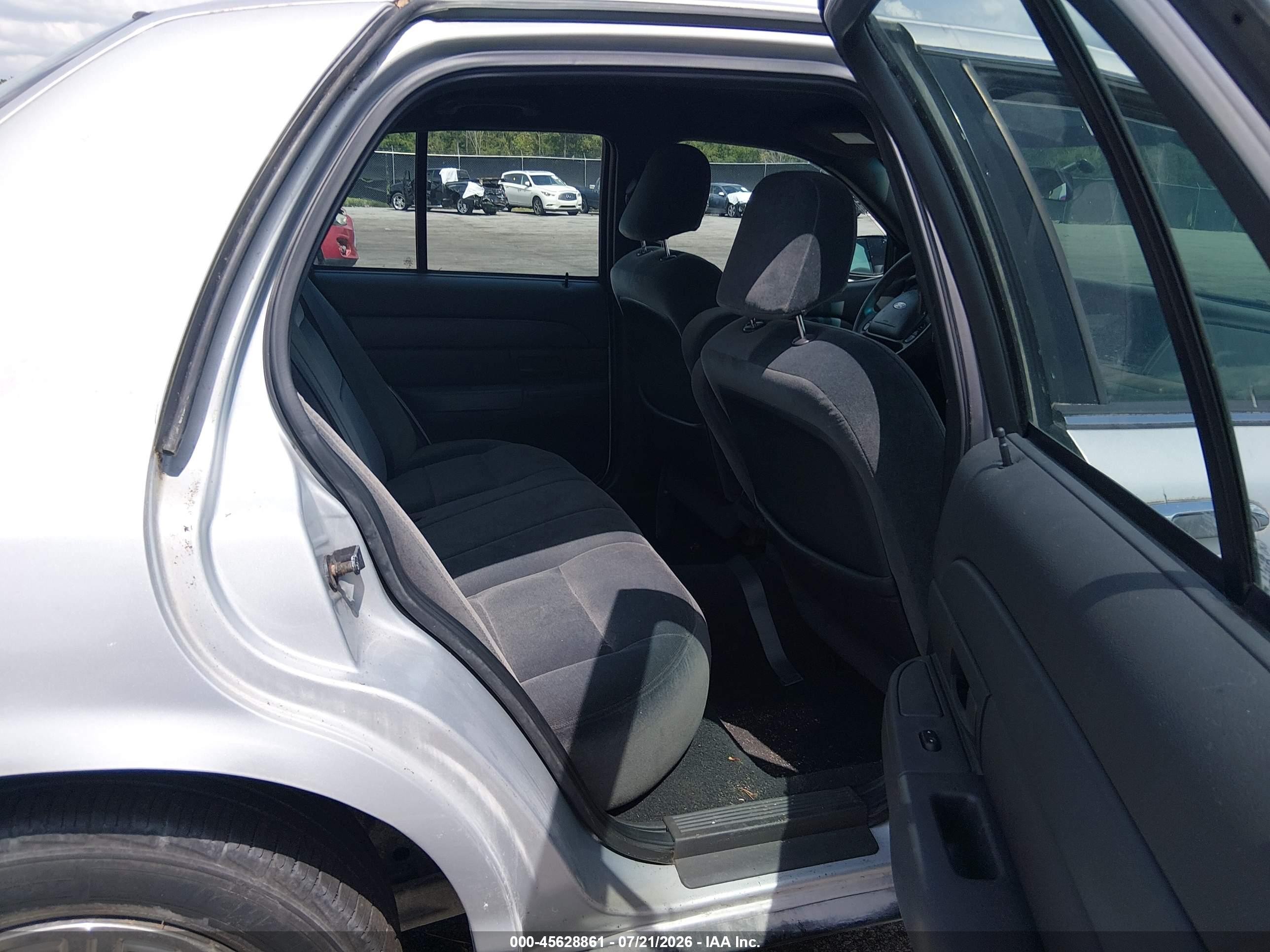 2003 Ford Crown Victoria Standard Silver vin: 2FAFP73W83X110157