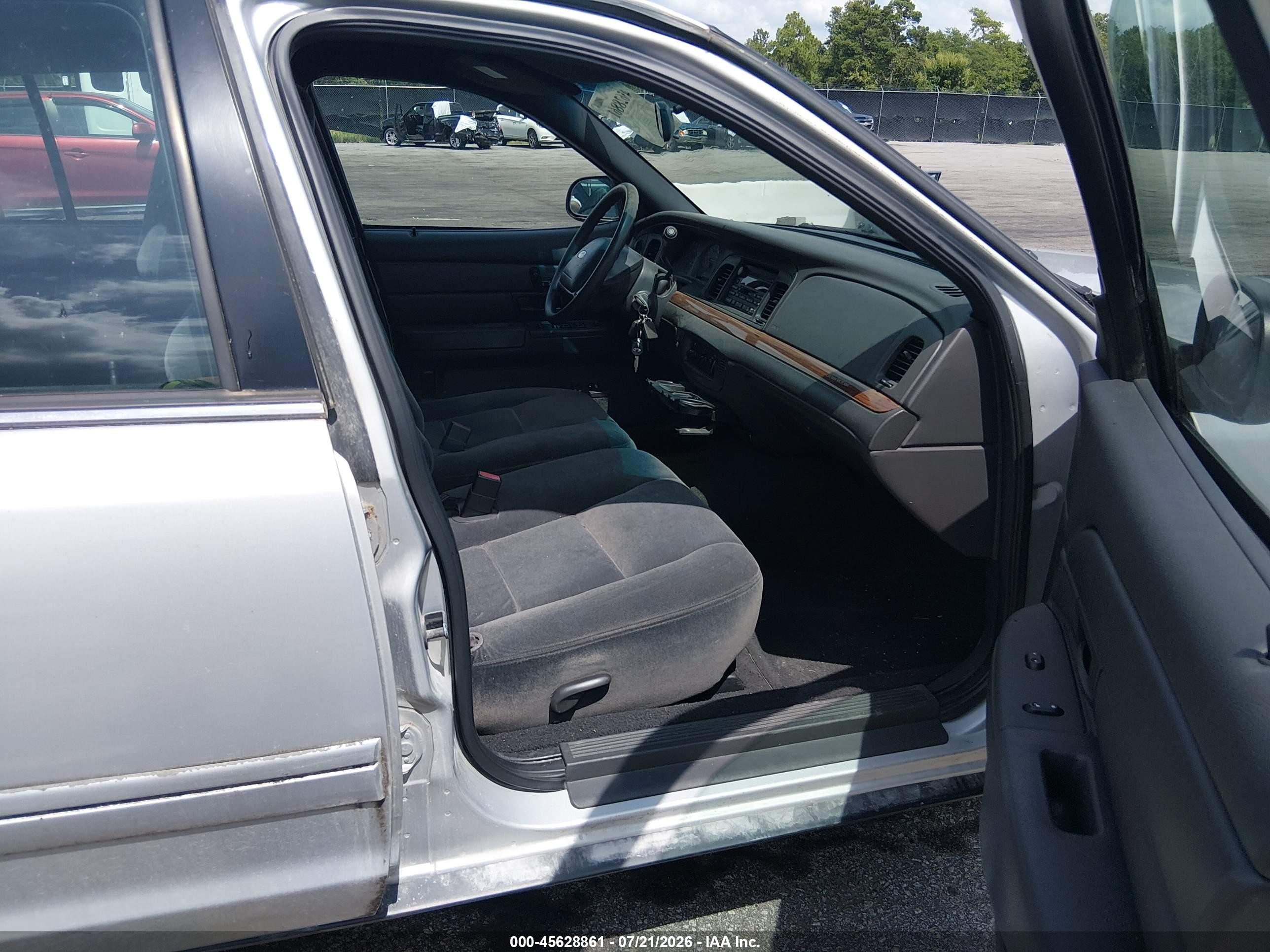 2003 Ford Crown Victoria Standard Silver vin: 2FAFP73W83X110157