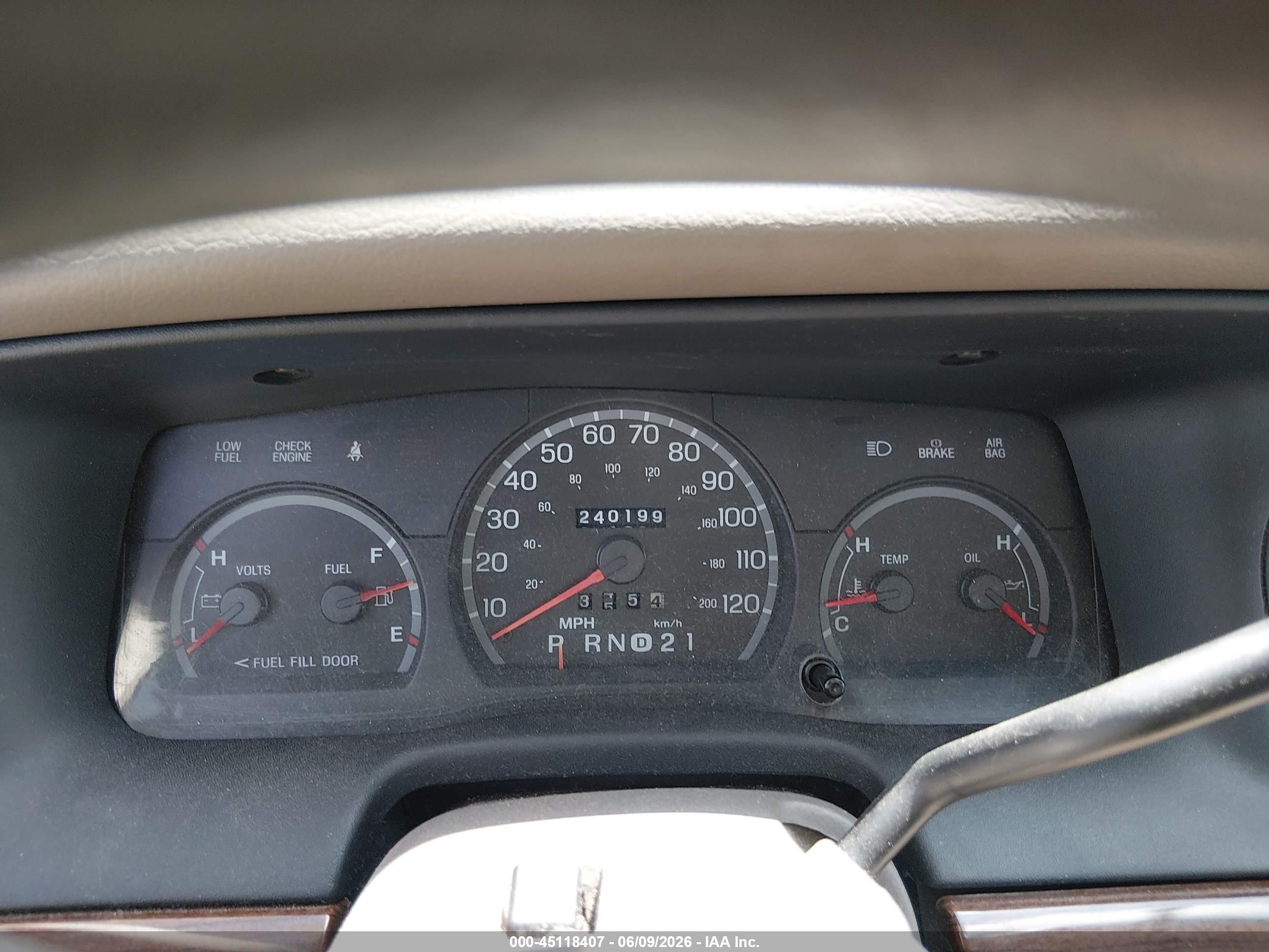 2003 Ford Crown Victoria Standard White vin: 2FAFP73W83X156877
