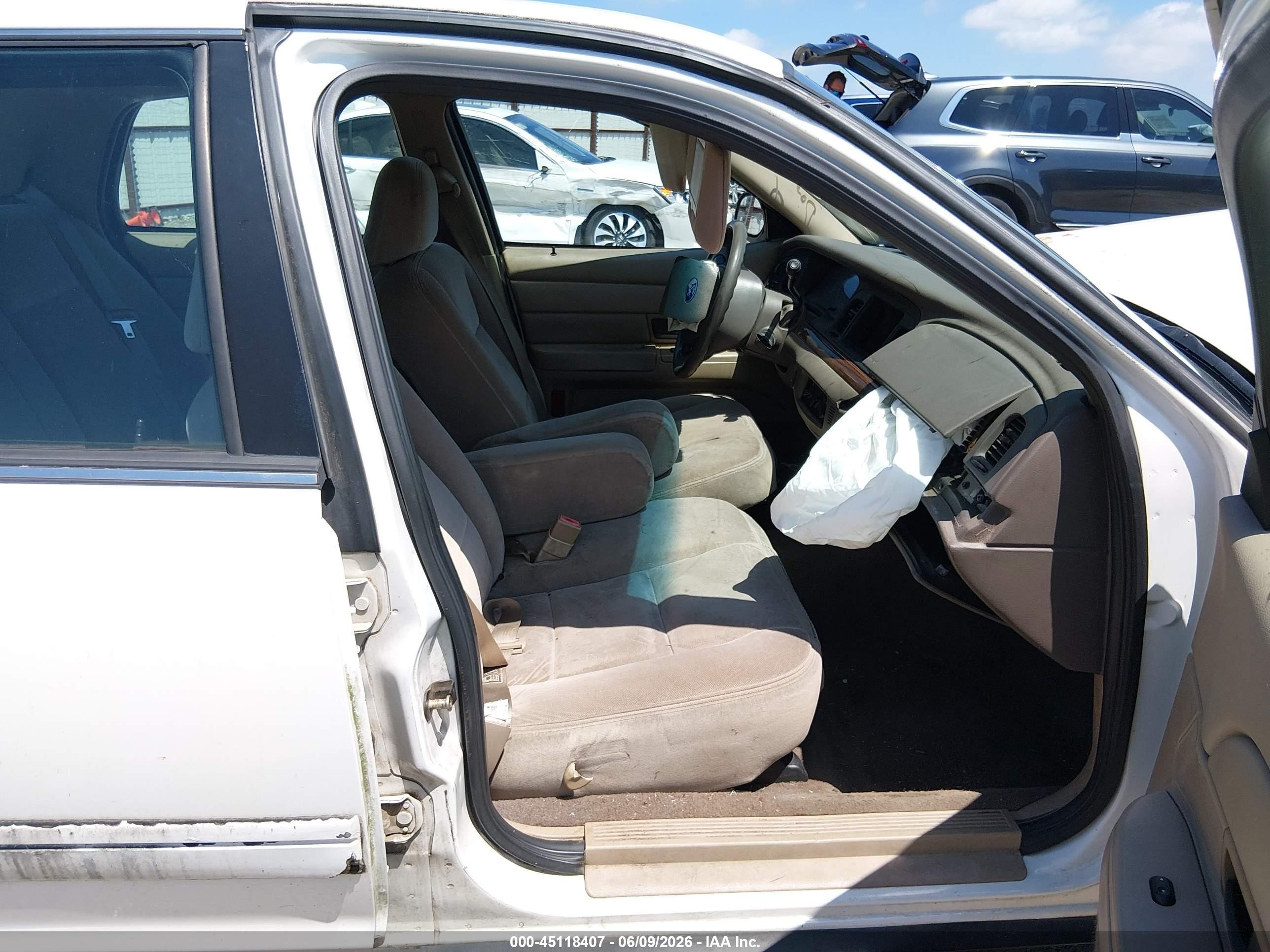 2003 Ford Crown Victoria Standard White vin: 2FAFP73W83X156877