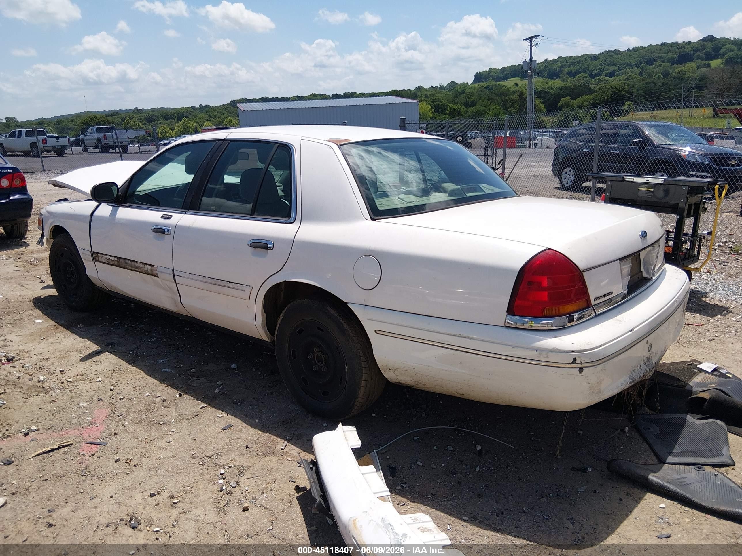 2003 Ford Crown Victoria Standard White vin: 2FAFP73W83X156877