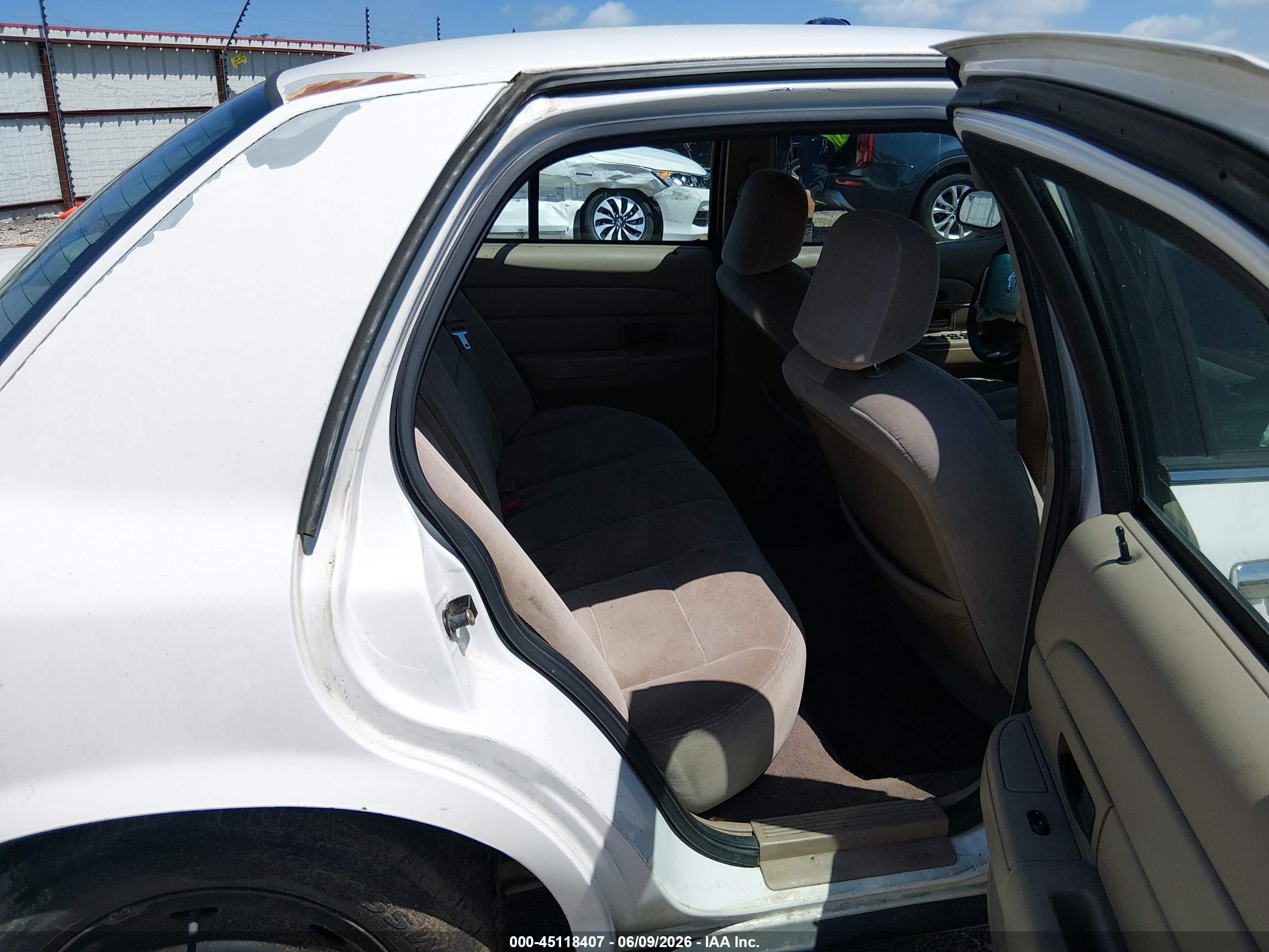 2003 Ford Crown Victoria Standard White vin: 2FAFP73W83X156877