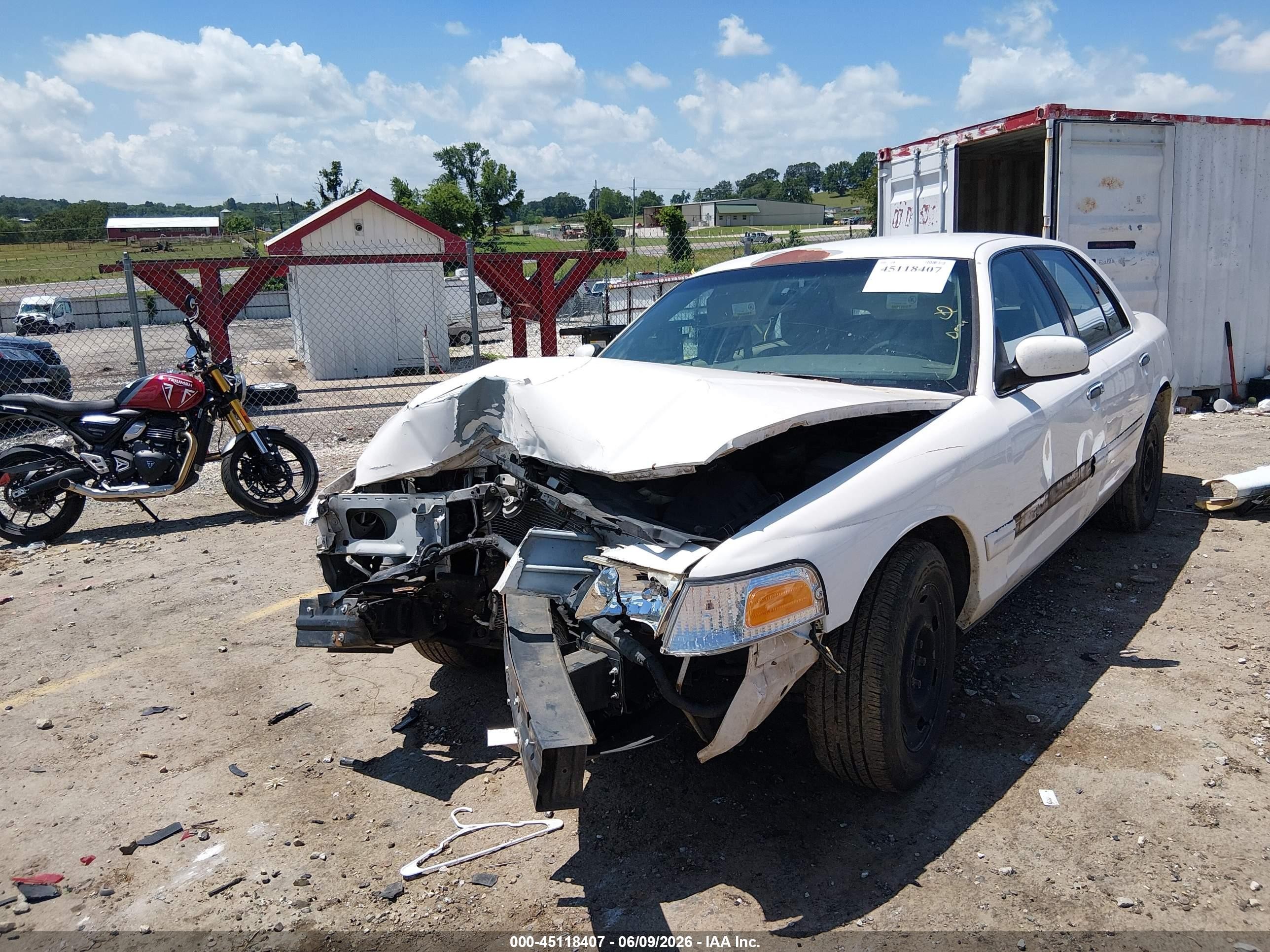 2003 Ford Crown Victoria Standard White vin: 2FAFP73W83X156877