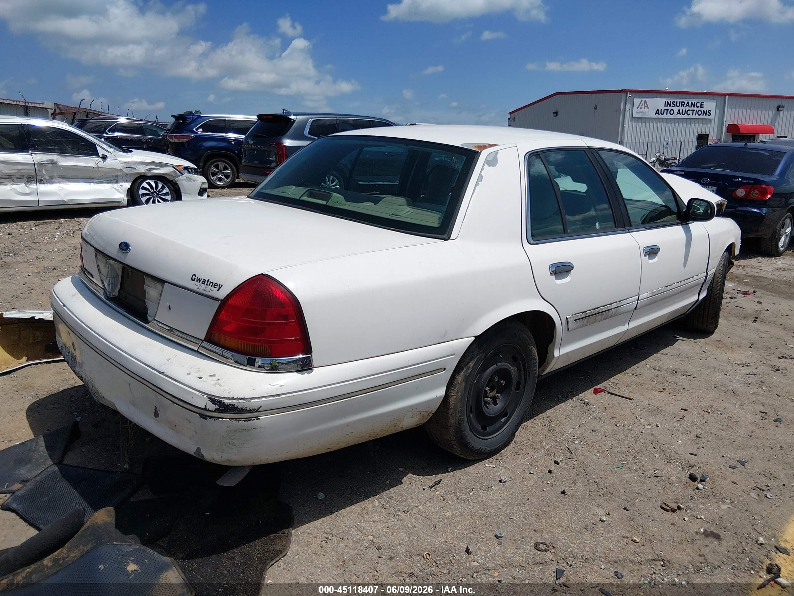 2003 Ford Crown Victoria Standard White vin: 2FAFP73W83X156877