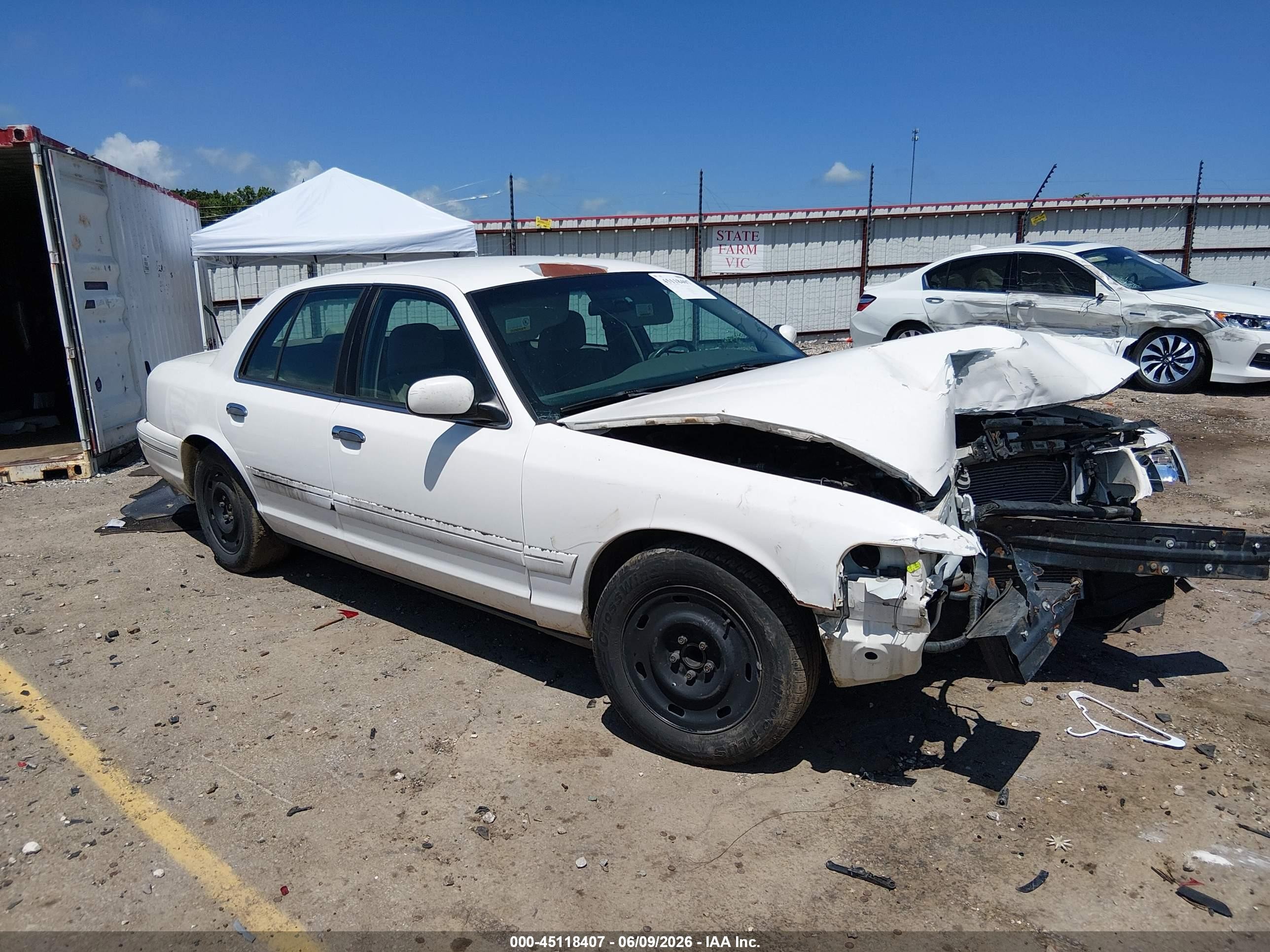 2003 Ford Crown Victoria Standard White vin: 2FAFP73W83X156877