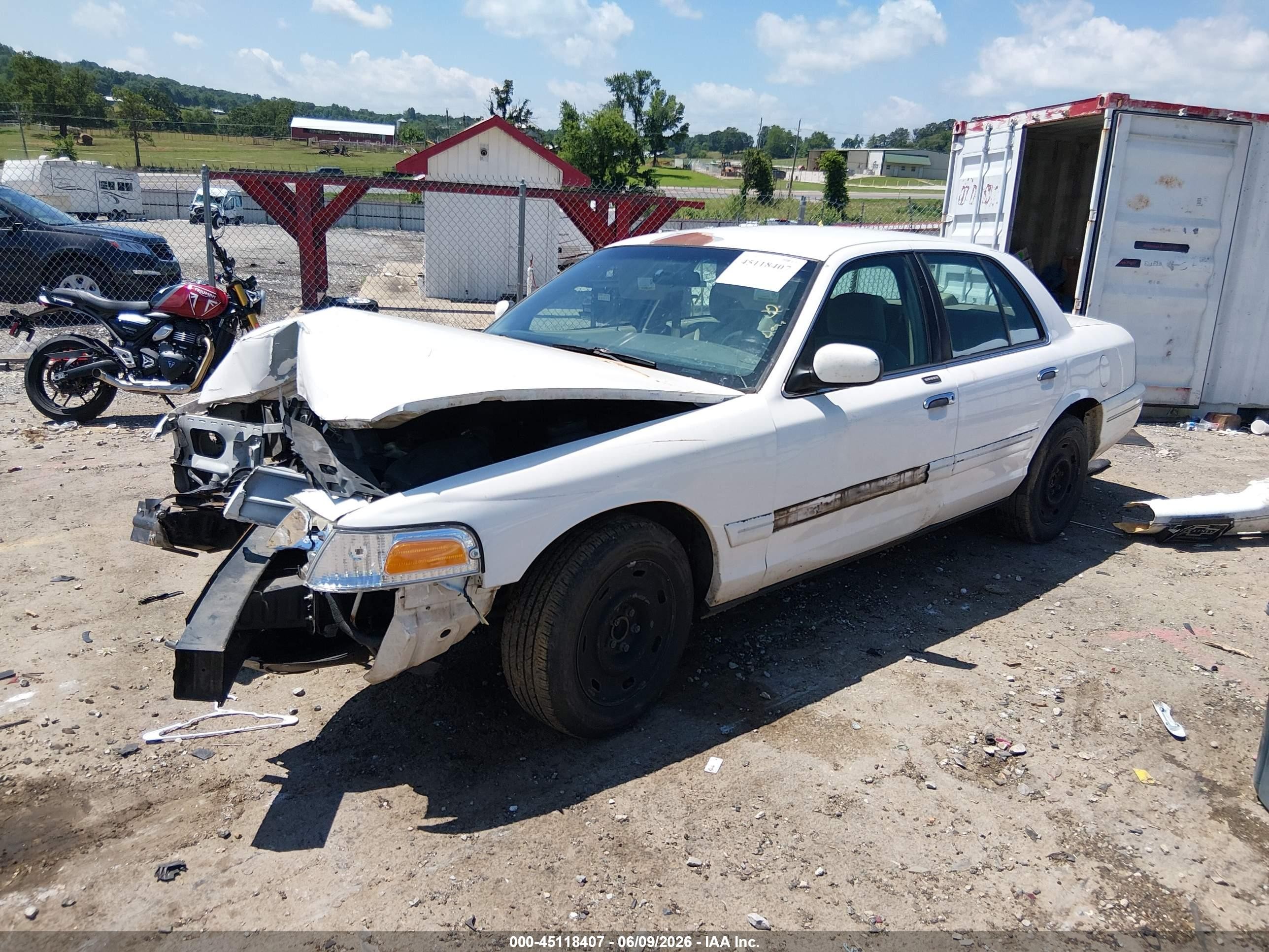 2003 Ford Crown Victoria Standard White vin: 2FAFP73W83X156877