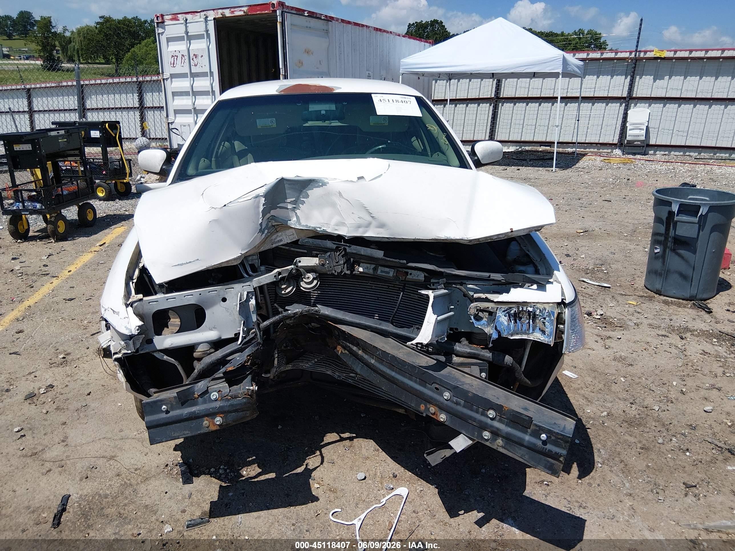 2003 Ford Crown Victoria Standard White vin: 2FAFP73W83X156877