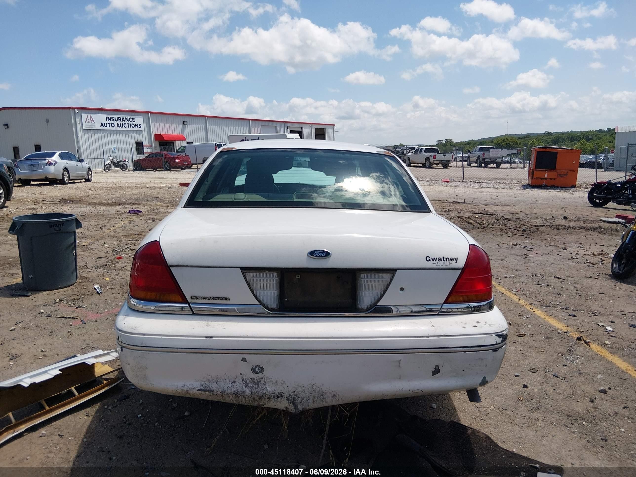 2003 Ford Crown Victoria Standard White vin: 2FAFP73W83X156877