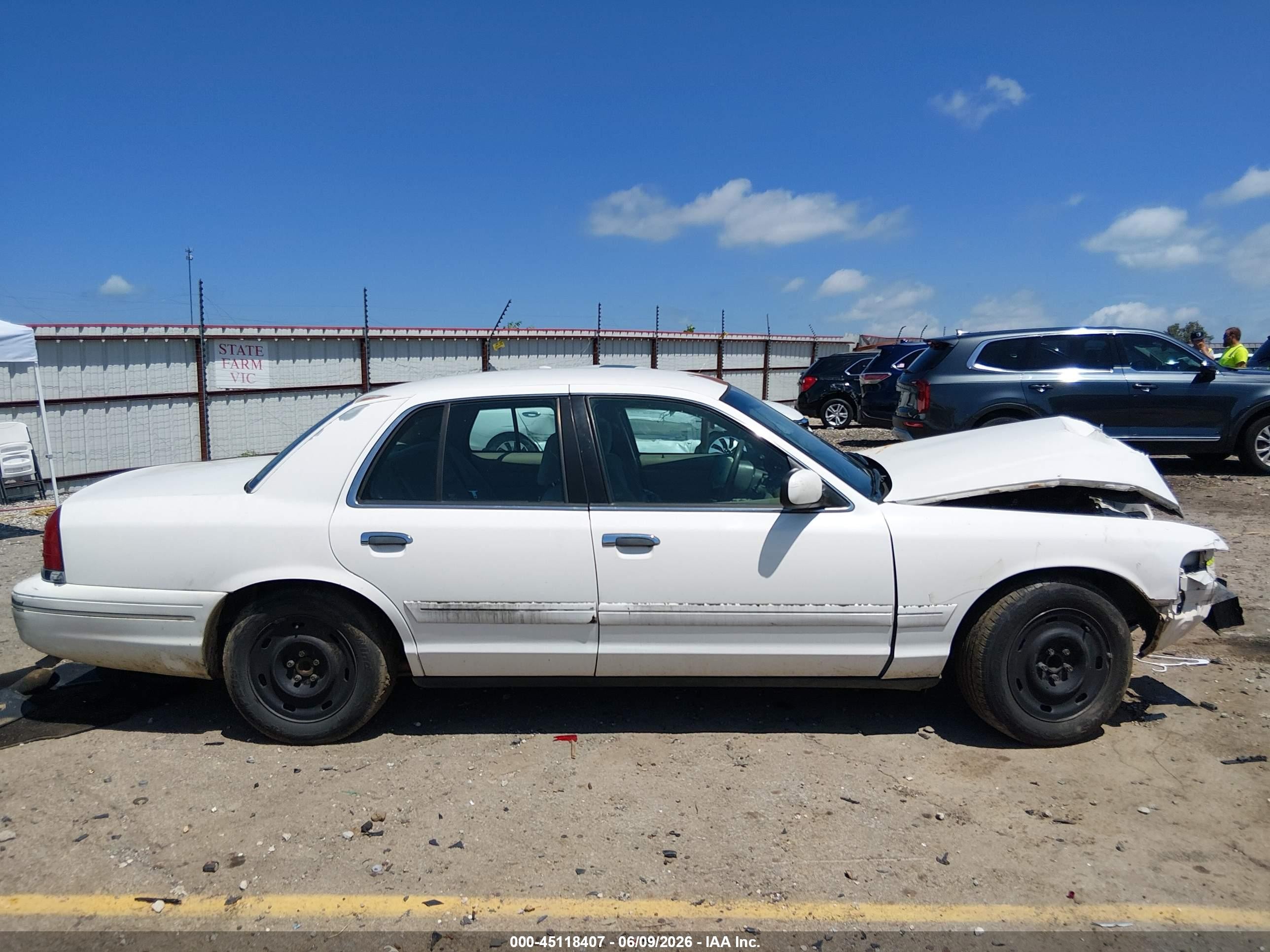 2003 Ford Crown Victoria Standard White vin: 2FAFP73W83X156877