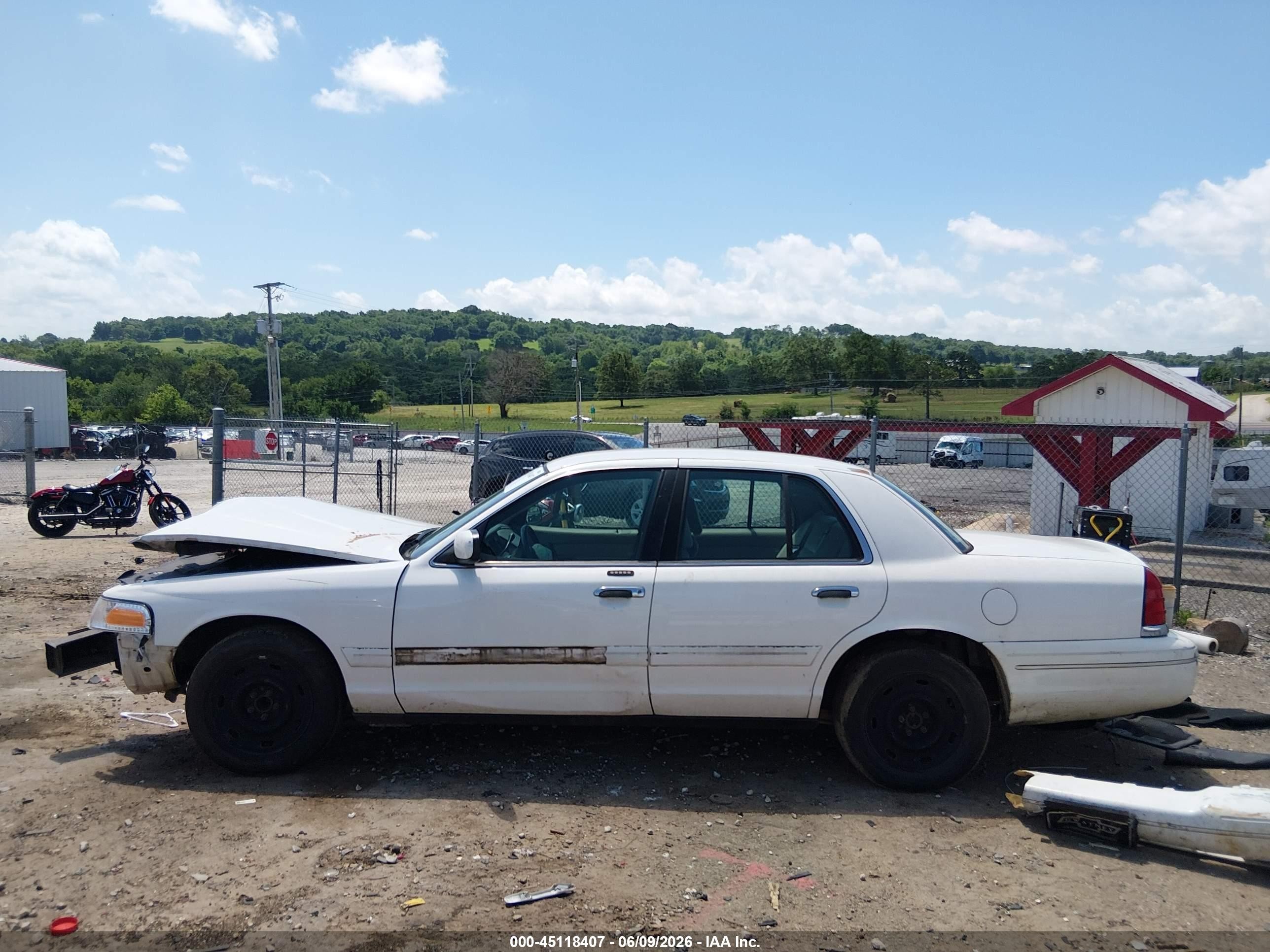 2003 Ford Crown Victoria Standard White vin: 2FAFP73W83X156877