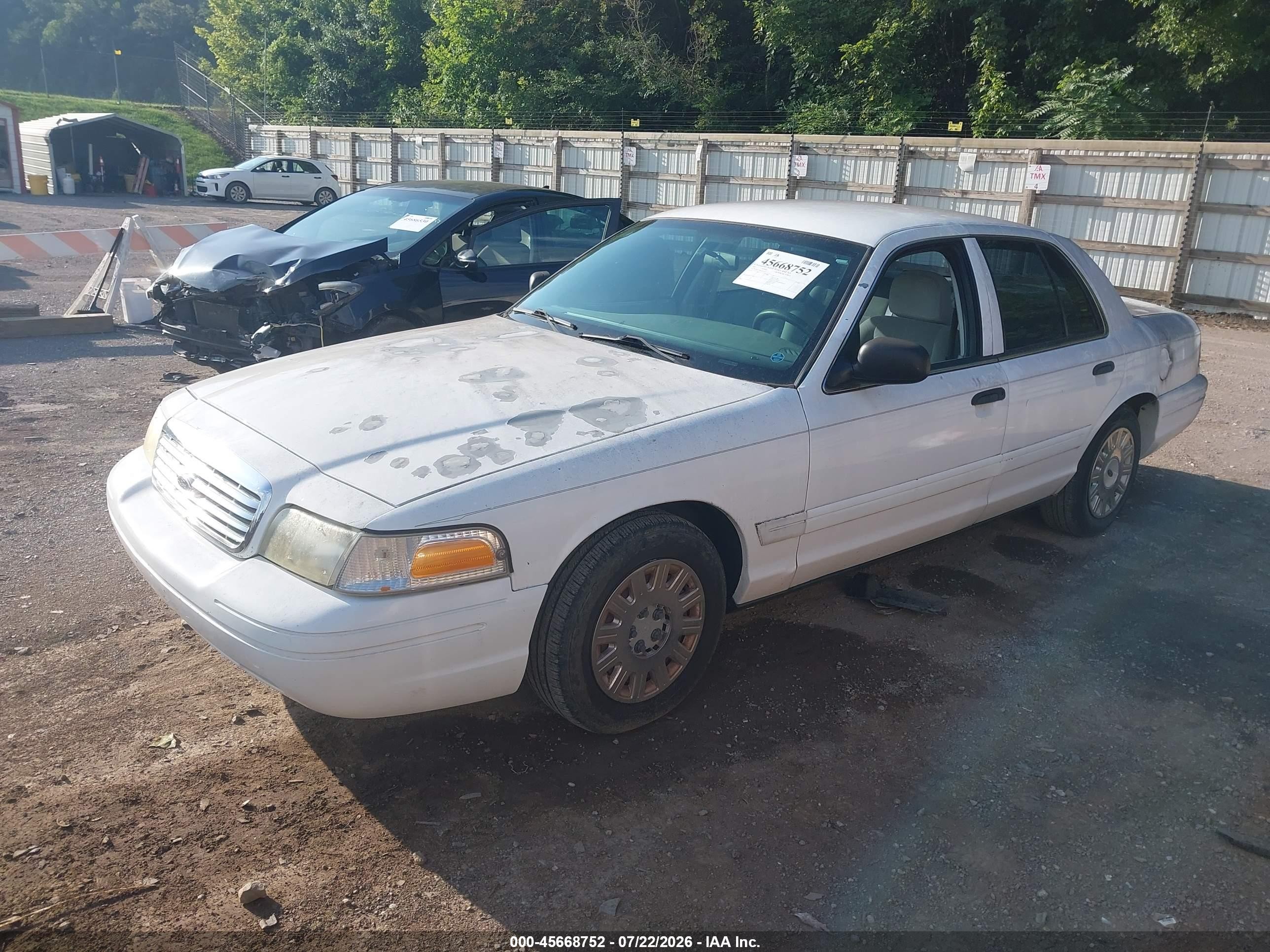 2005 Ford Crown Victoria Standard White vin: 2FAFP73W85X103311