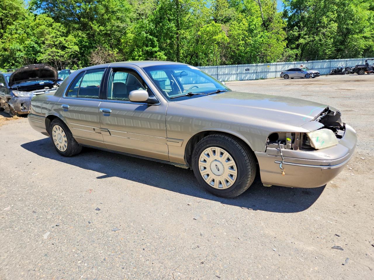 2003 Ford Crown Victoria Brown vin: 2FAFP73WX3X110175