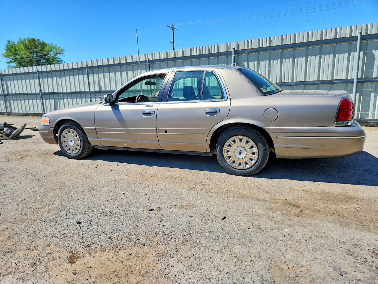 2003 Ford Crown Victoria Brown vin: 2FAFP73WX3X110175