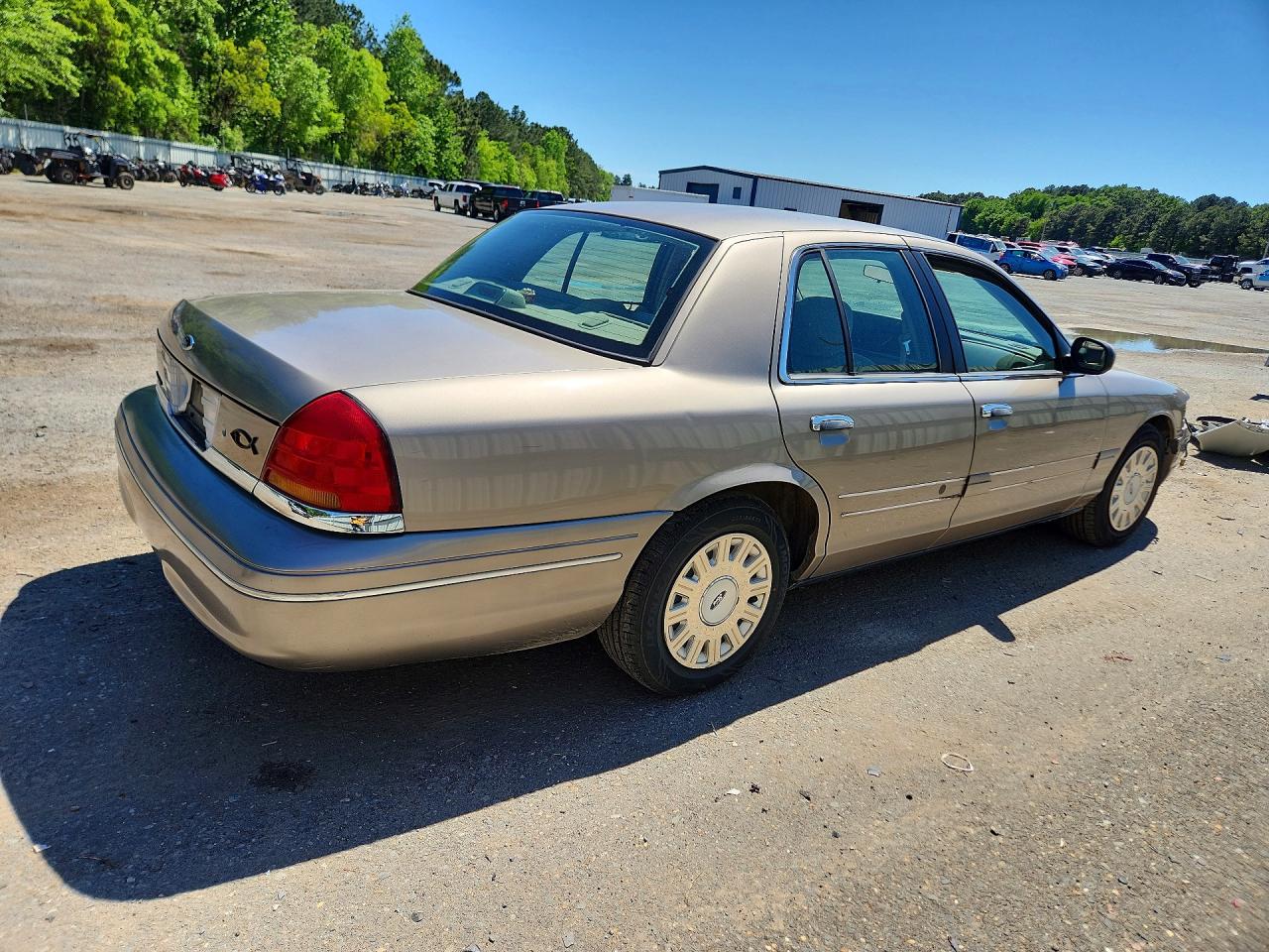 2003 Ford Crown Victoria Brown vin: 2FAFP73WX3X110175