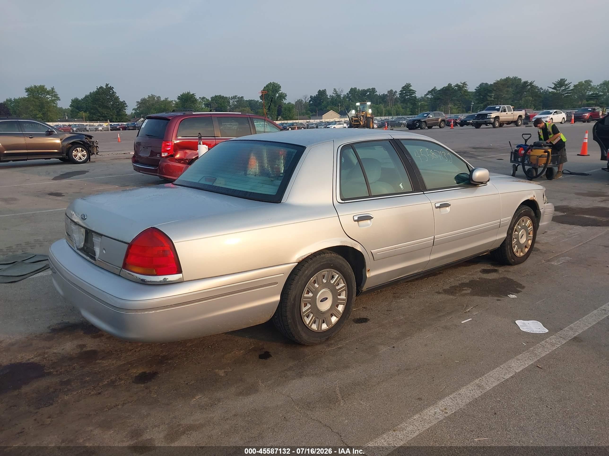 2003 Ford Crown Victoria Standard Silver vin: 2FAFP73WX3X149364