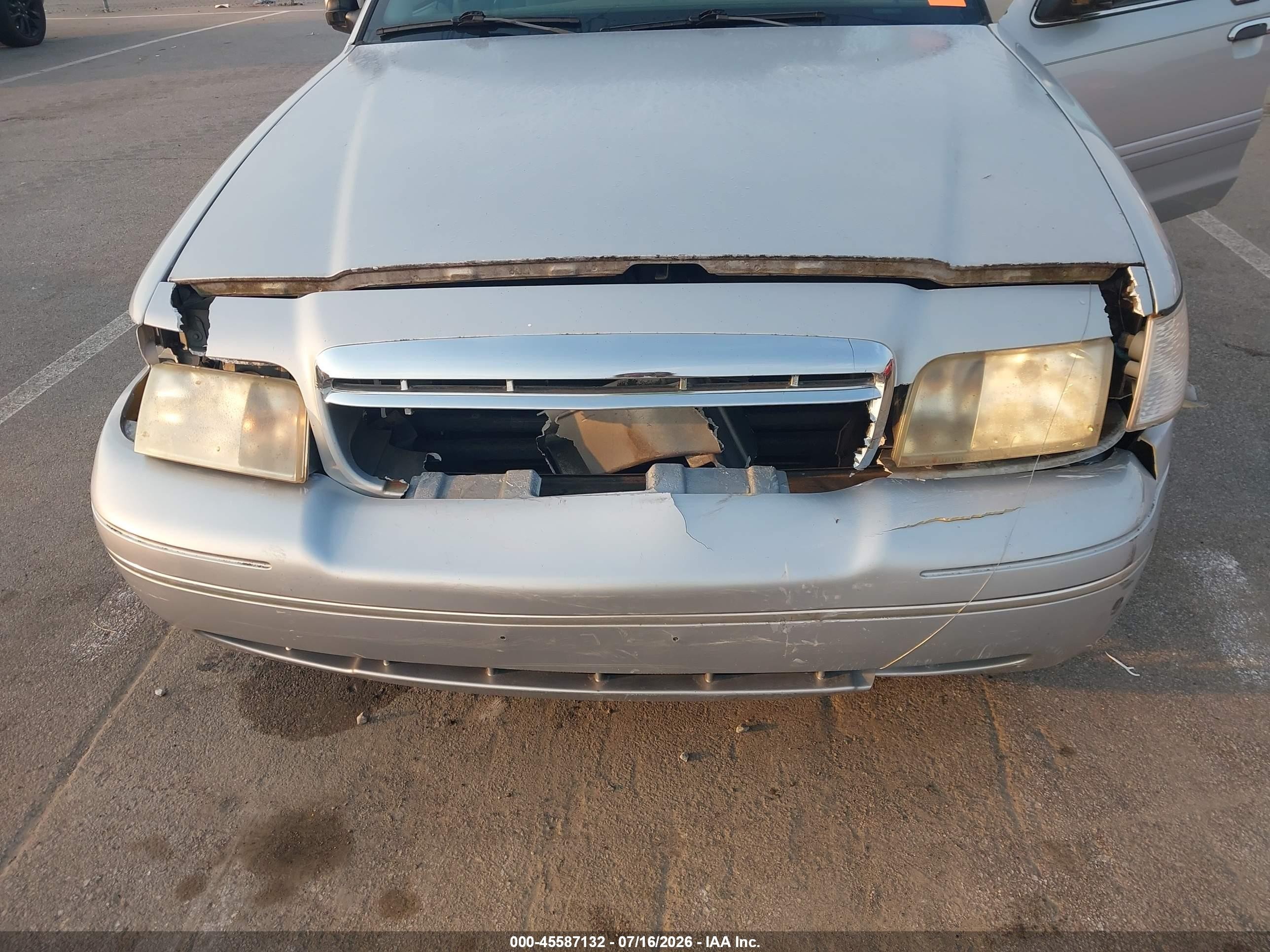 2003 Ford Crown Victoria Standard Silver vin: 2FAFP73WX3X149364