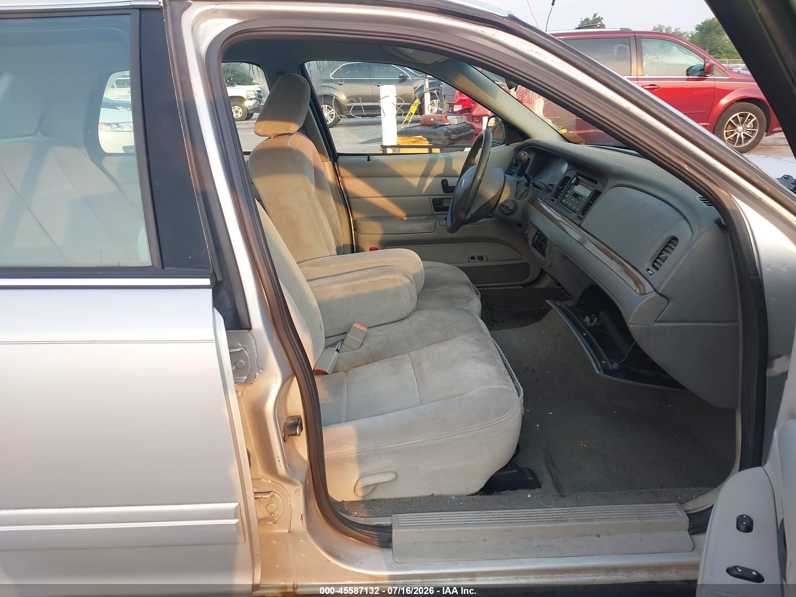 2003 Ford Crown Victoria Standard Silver vin: 2FAFP73WX3X149364