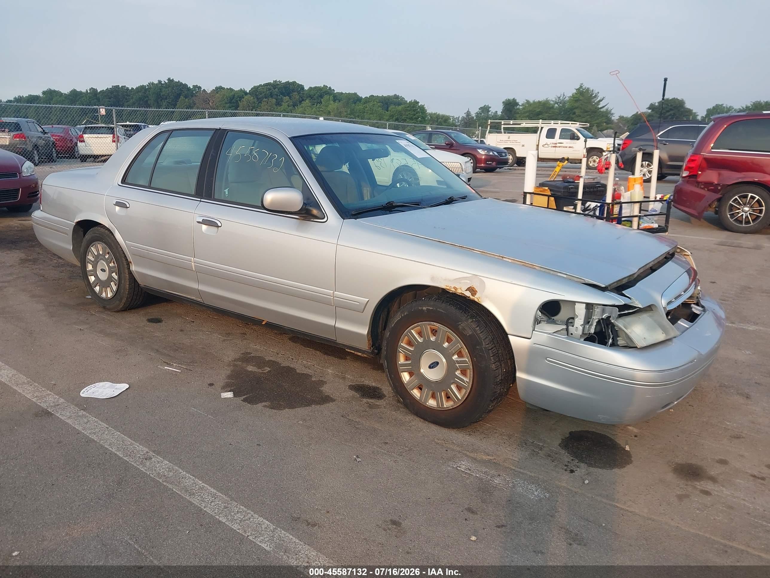 2003 Ford Crown Victoria Standard Silver vin: 2FAFP73WX3X149364