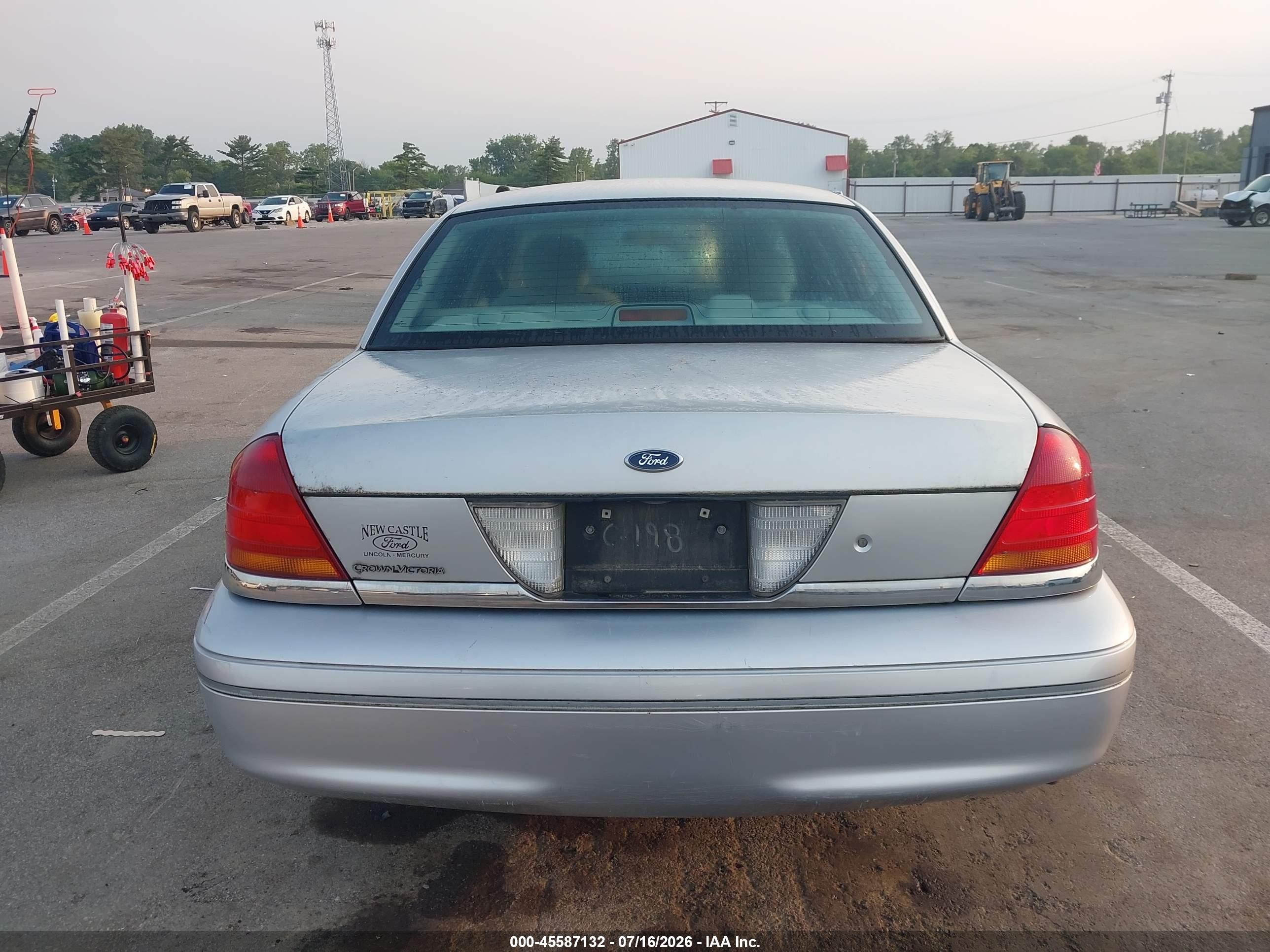 2003 Ford Crown Victoria Standard Silver vin: 2FAFP73WX3X149364