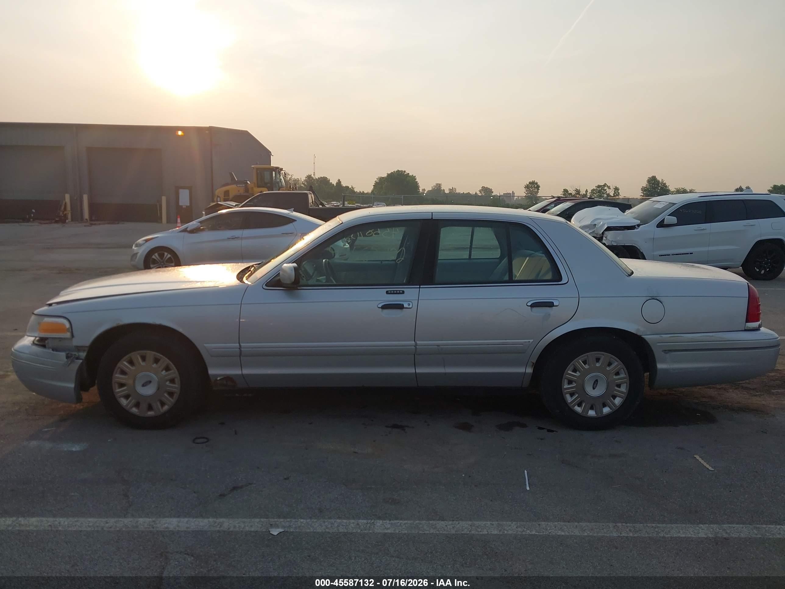 2003 Ford Crown Victoria Standard Silver vin: 2FAFP73WX3X149364