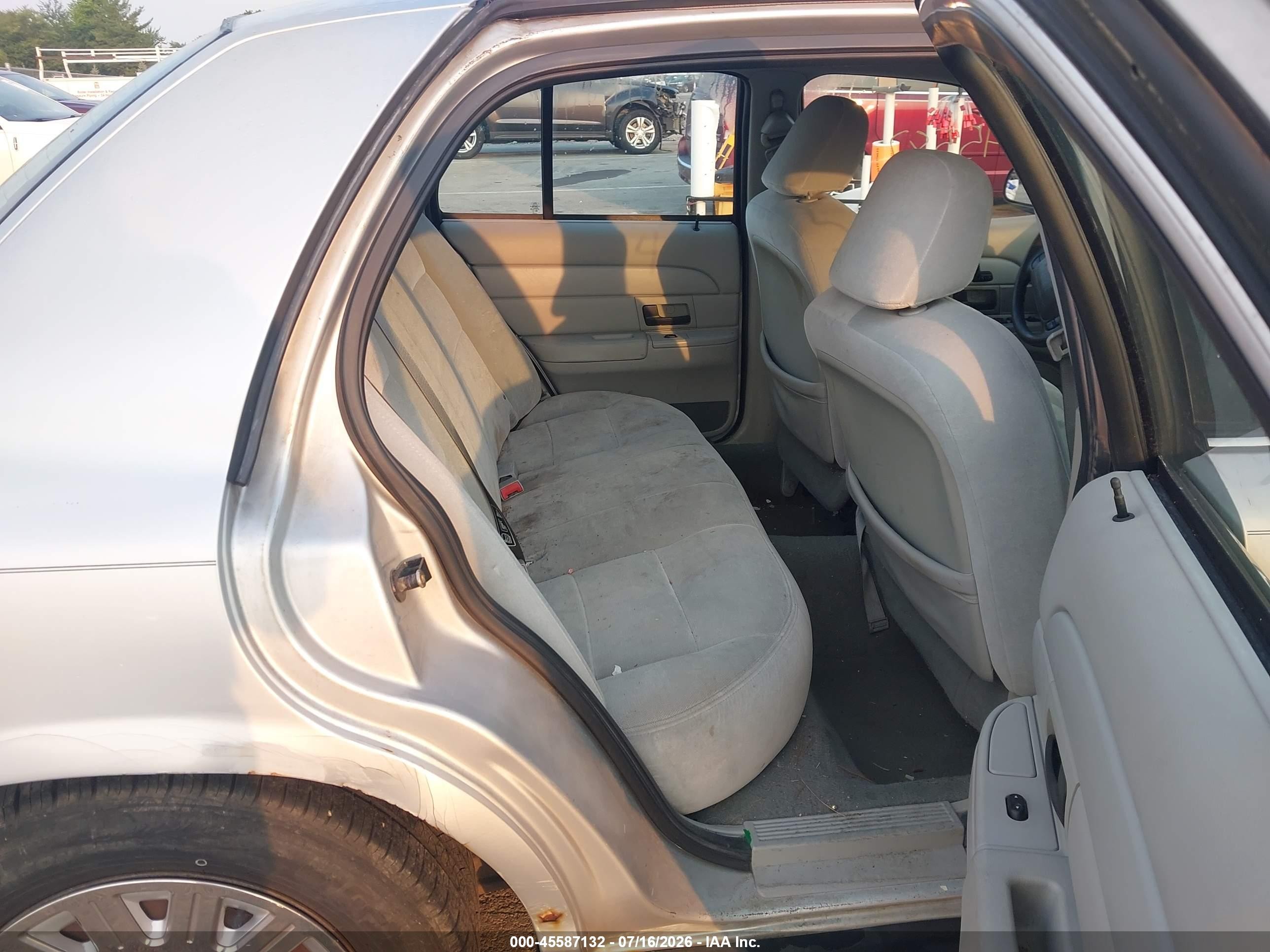 2003 Ford Crown Victoria Standard Silver vin: 2FAFP73WX3X149364