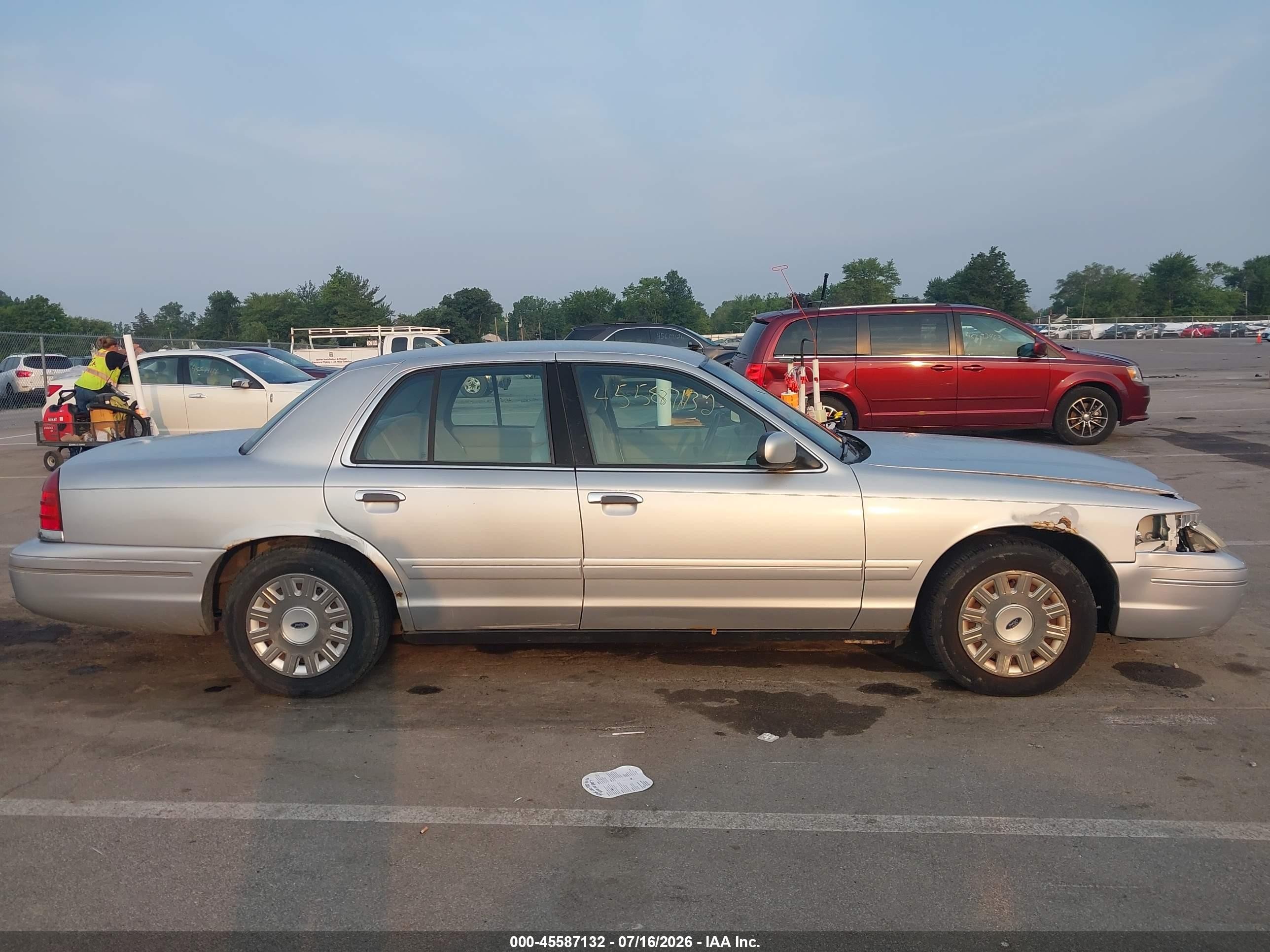 2003 Ford Crown Victoria Standard Silver vin: 2FAFP73WX3X149364