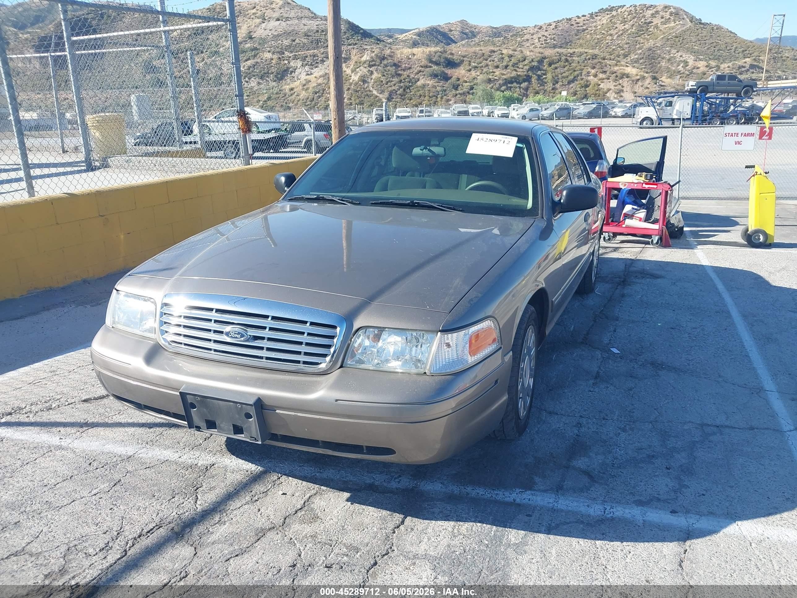 2005 Ford Crown Victoria Standard Tan vin: 2FAFP73WX5X130557