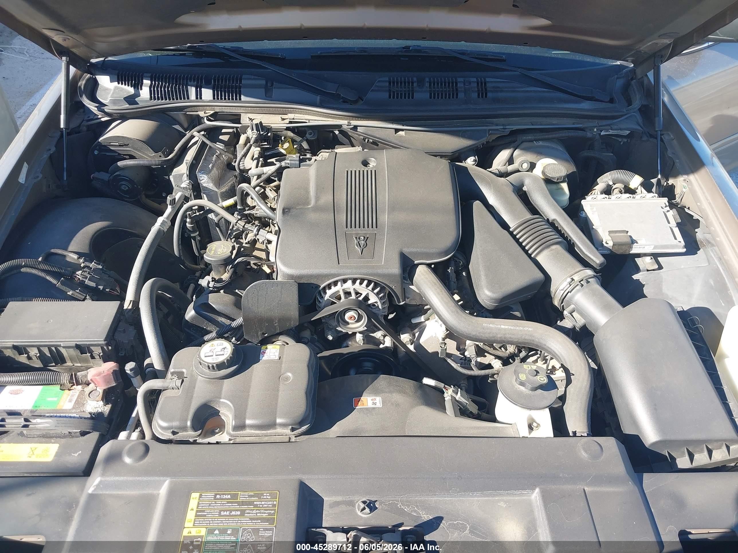 2005 Ford Crown Victoria Standard Tan vin: 2FAFP73WX5X130557