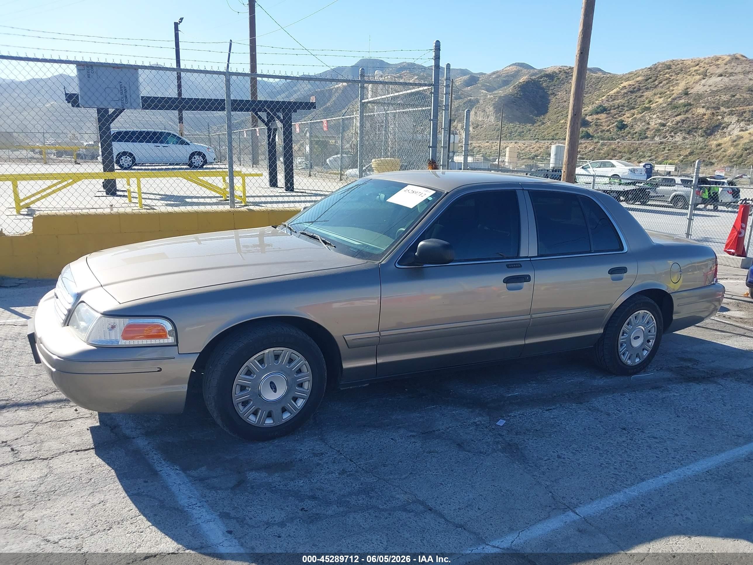 2005 Ford Crown Victoria Standard Tan vin: 2FAFP73WX5X130557