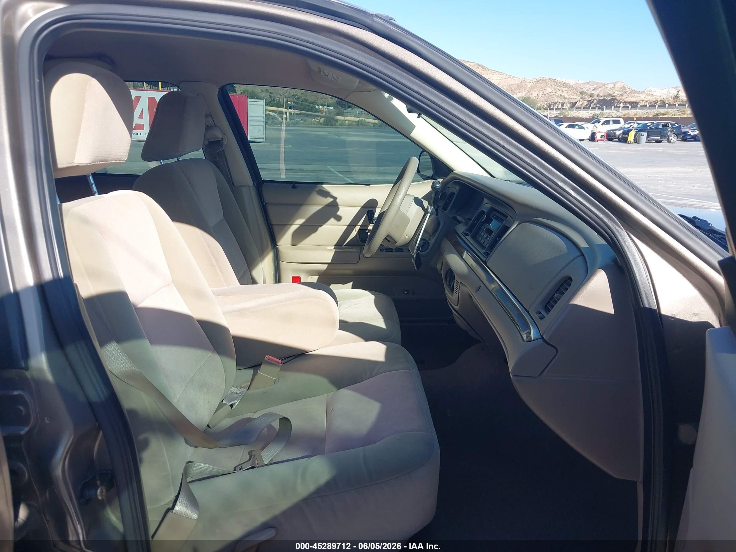 2005 Ford Crown Victoria Standard Tan vin: 2FAFP73WX5X130557