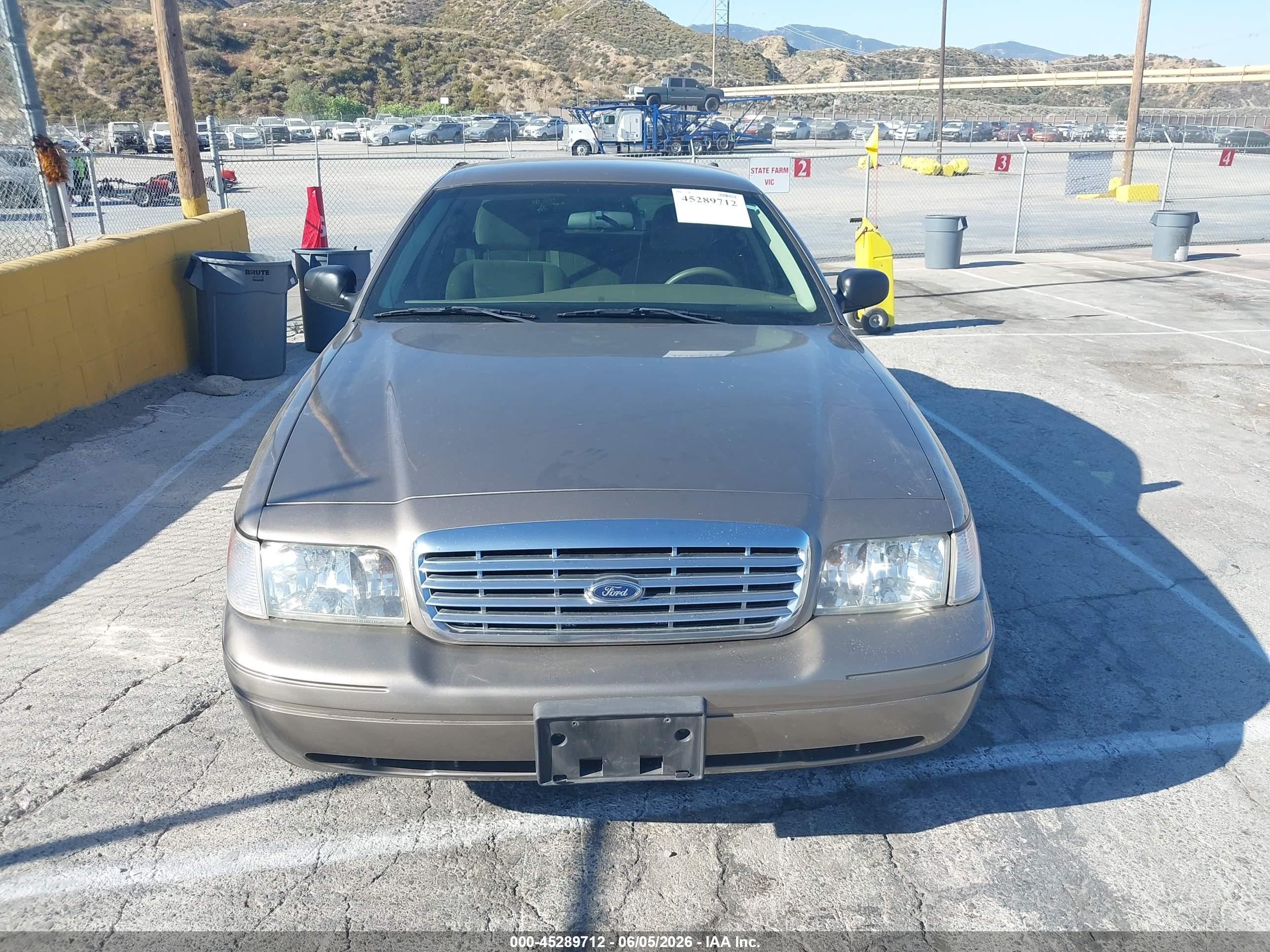 2005 Ford Crown Victoria Standard Tan vin: 2FAFP73WX5X130557