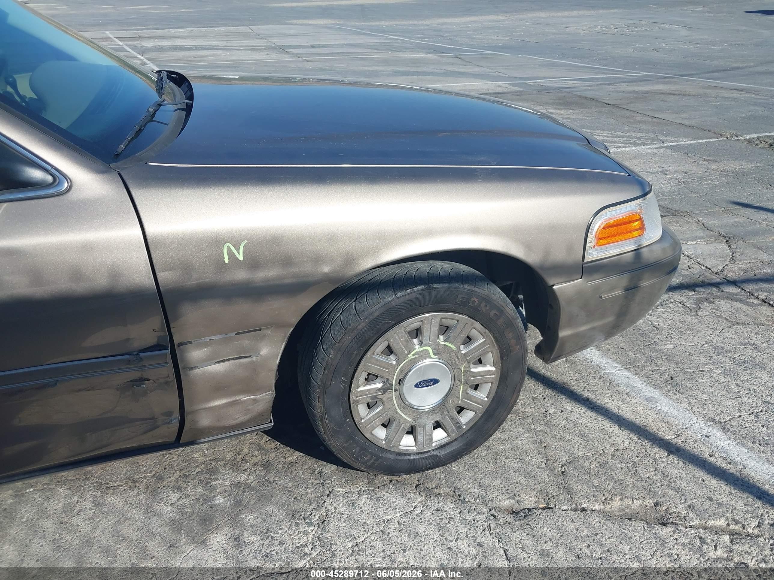 2005 Ford Crown Victoria Standard Tan vin: 2FAFP73WX5X130557