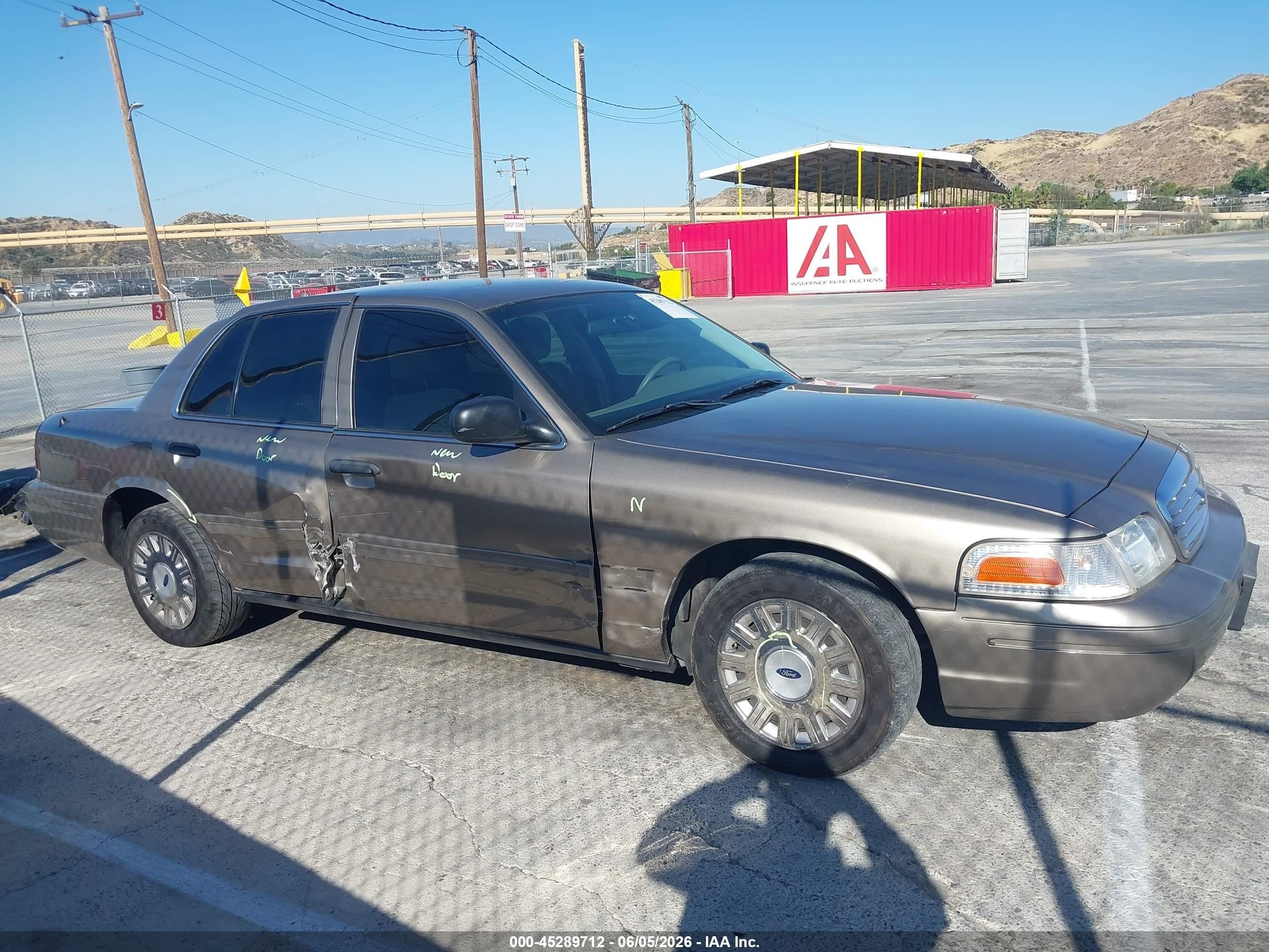 2005 Ford Crown Victoria Standard Tan vin: 2FAFP73WX5X130557