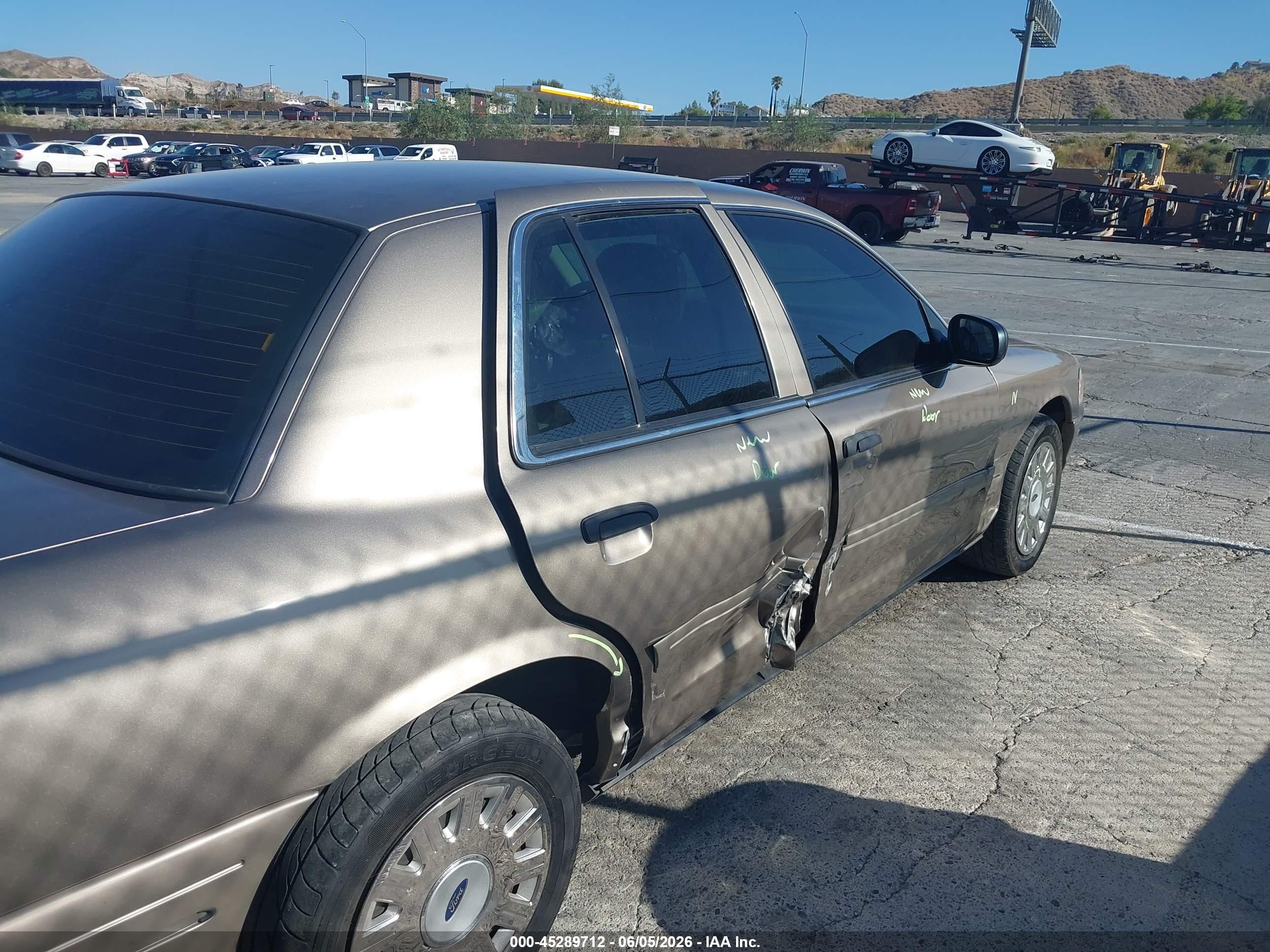 2005 Ford Crown Victoria Standard Tan vin: 2FAFP73WX5X130557