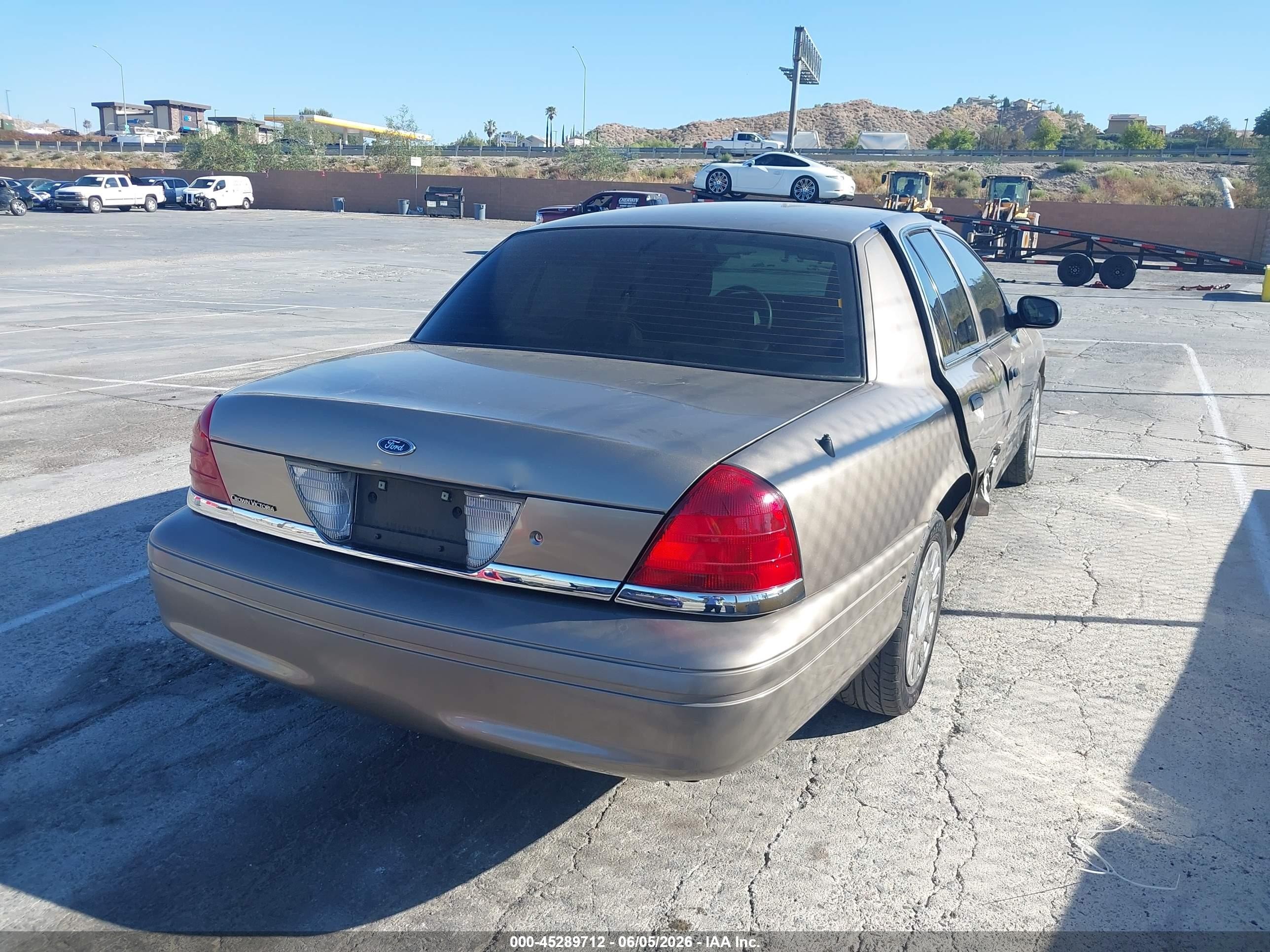 2005 Ford Crown Victoria Standard Tan vin: 2FAFP73WX5X130557