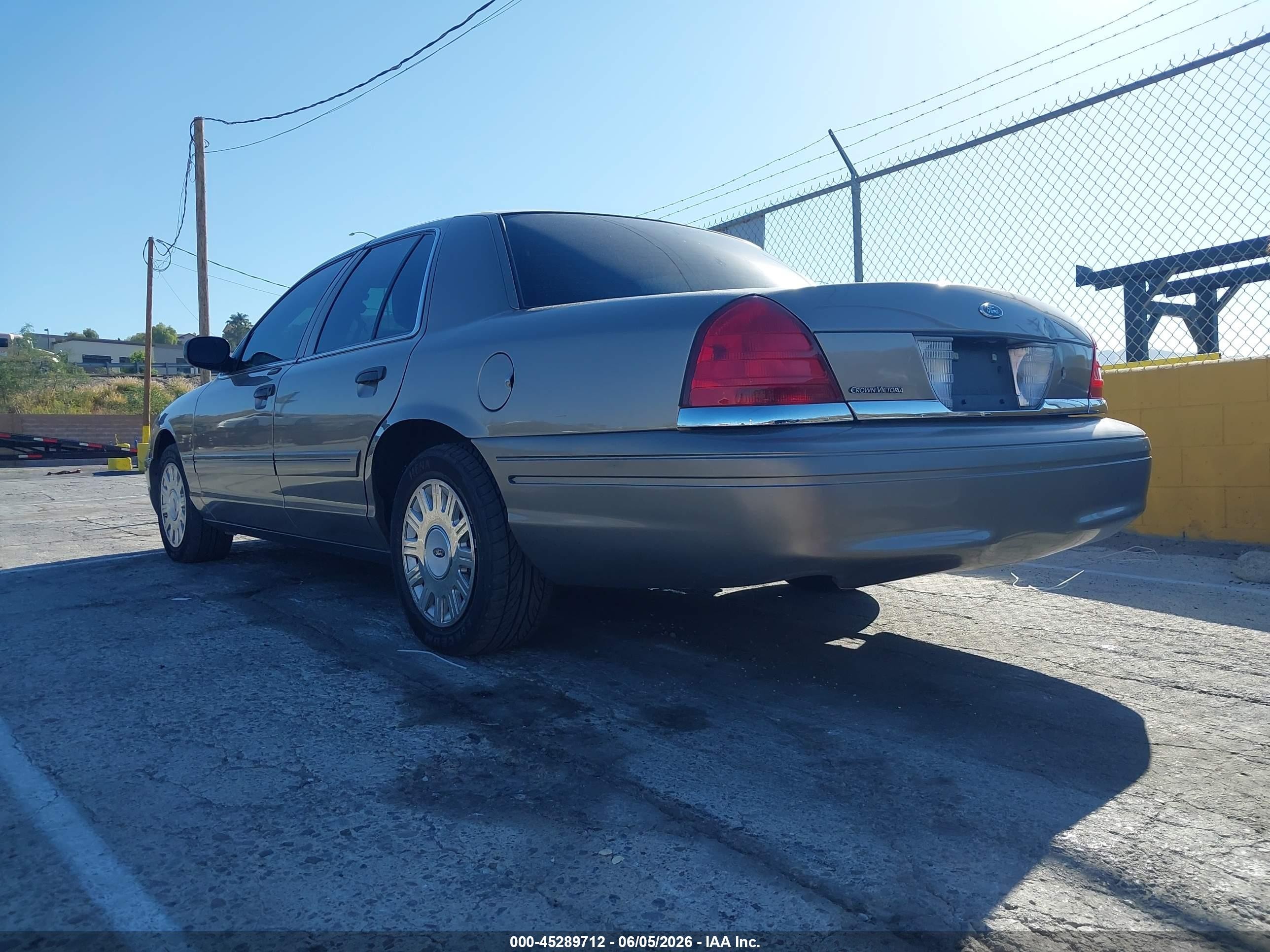 2005 Ford Crown Victoria Standard Tan vin: 2FAFP73WX5X130557