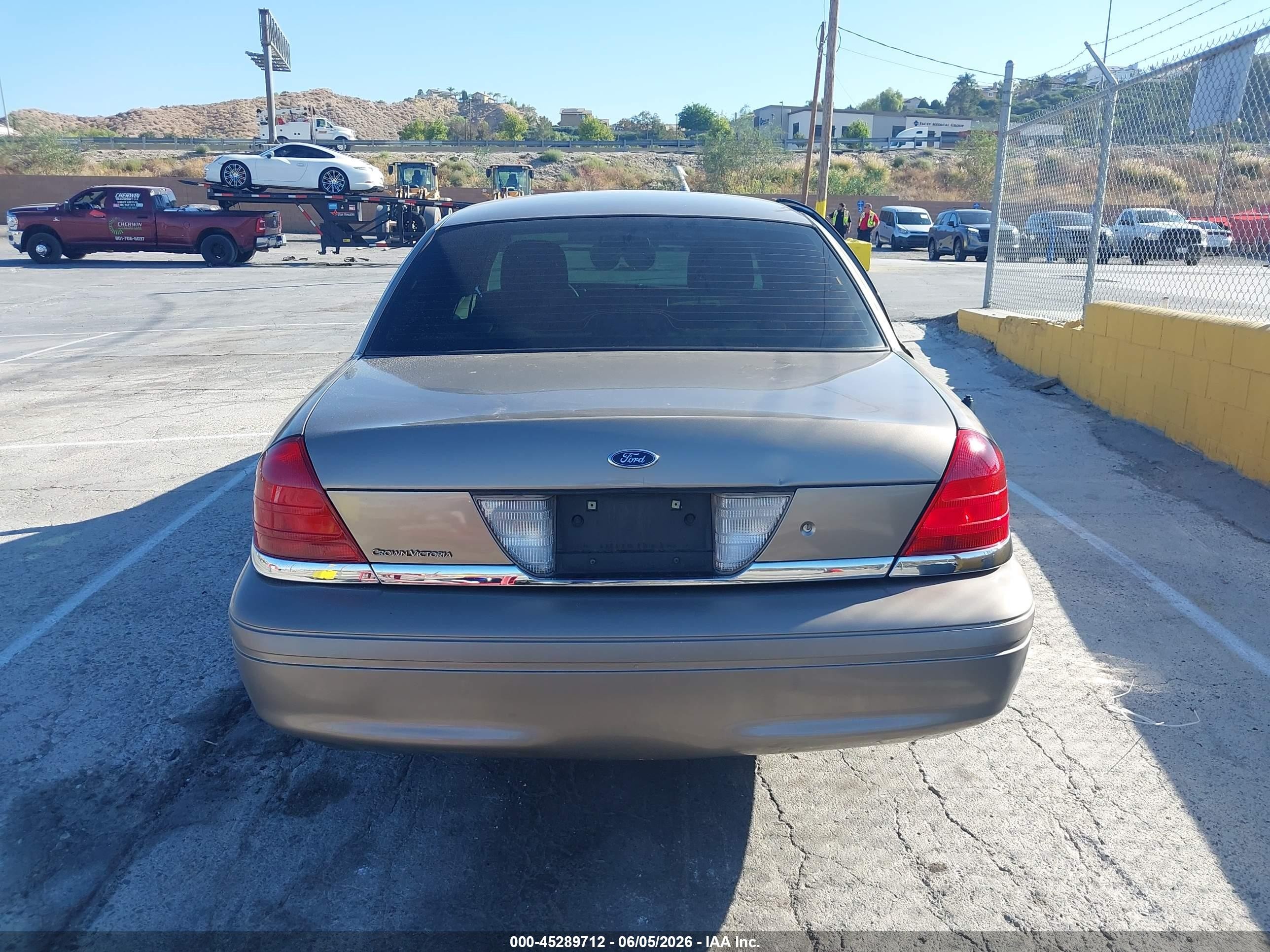 2005 Ford Crown Victoria Standard Tan vin: 2FAFP73WX5X130557