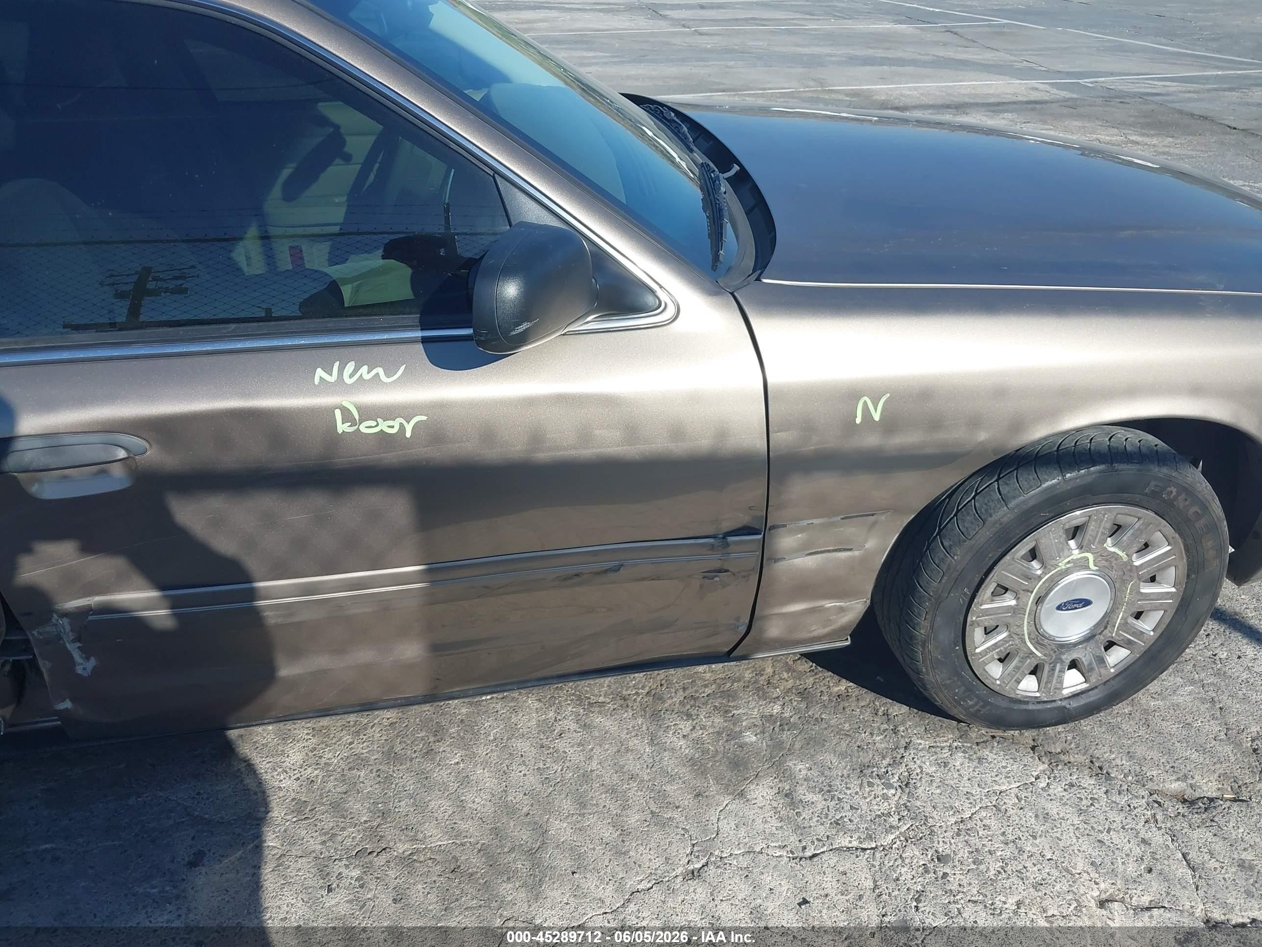 2005 Ford Crown Victoria Standard Tan vin: 2FAFP73WX5X130557