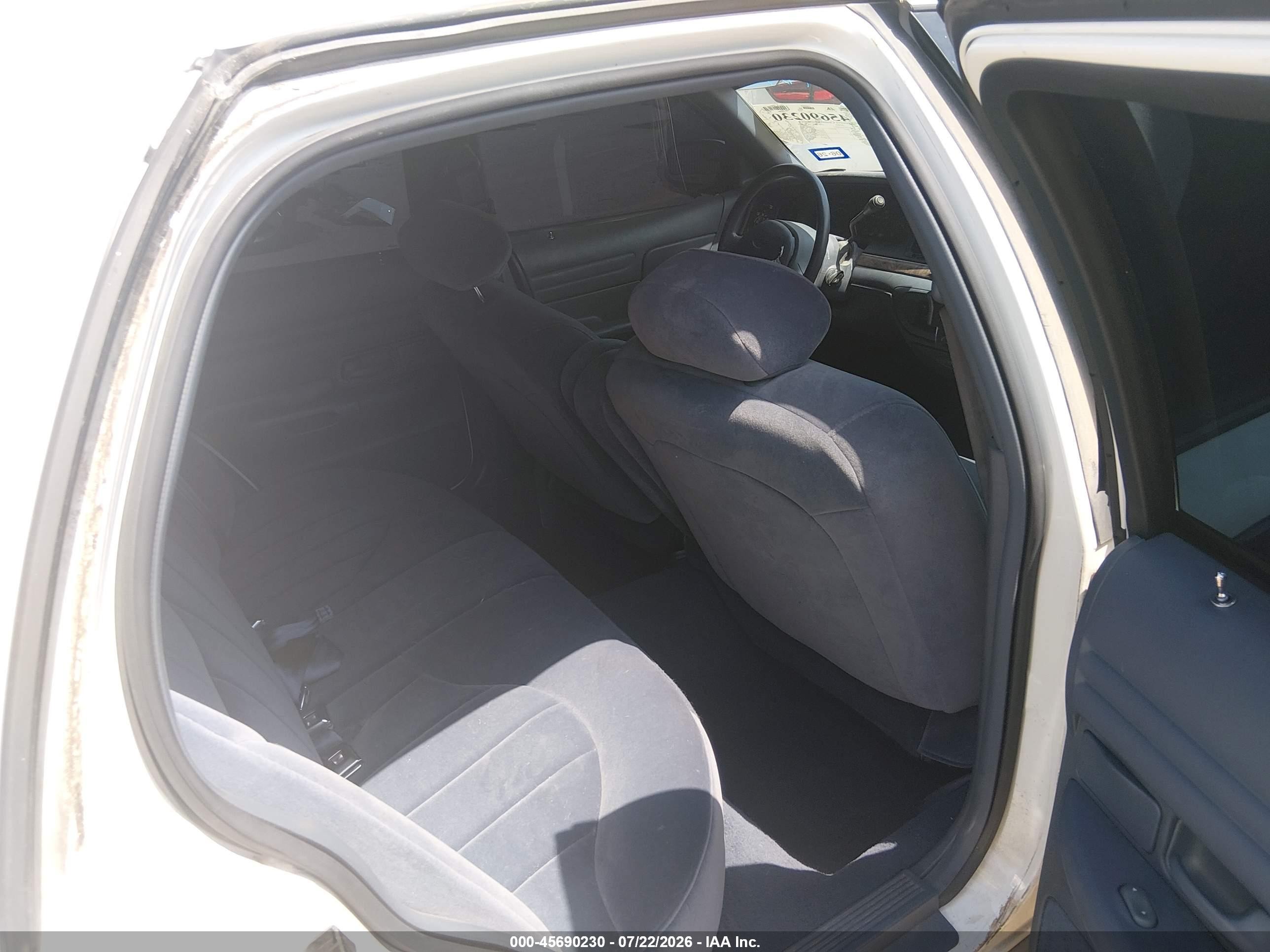 1998 Ford Crown Victoria   White vin: 2FAFP73WXWX190873