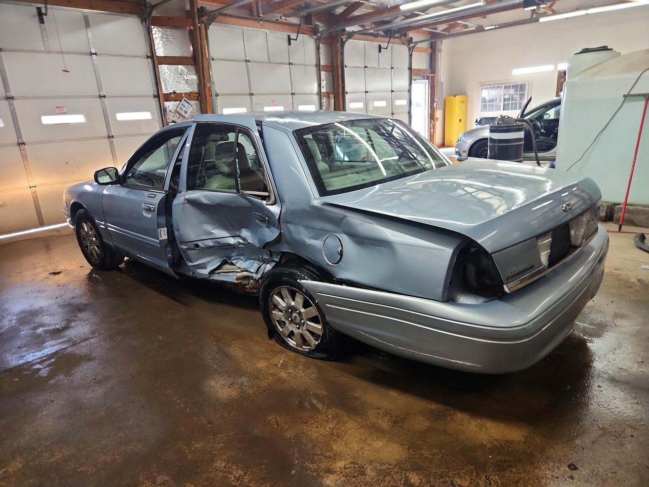 2008 Ford Crown Victoria Lx Blue vin: 2FAFP74V08X121358