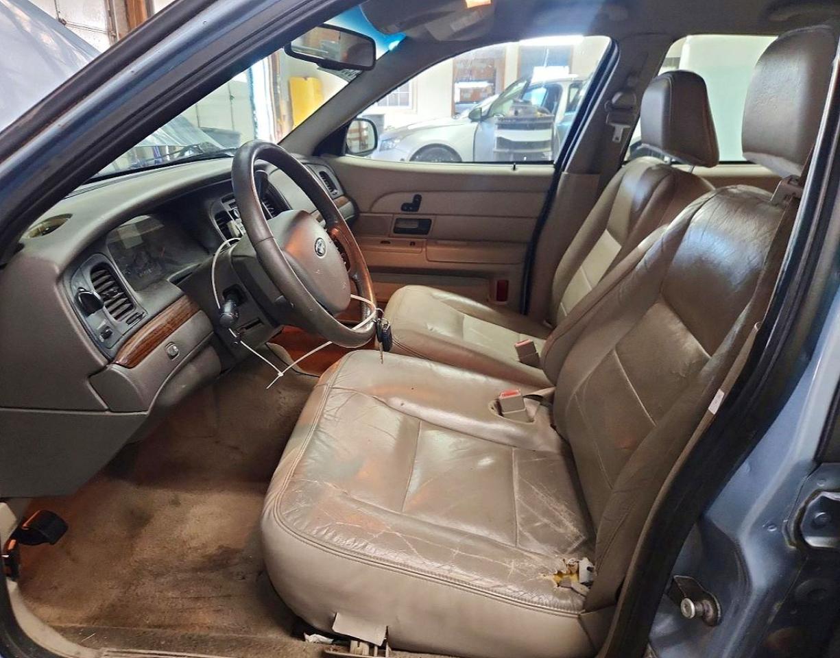 2008 Ford Crown Victoria Lx Blue vin: 2FAFP74V08X121358