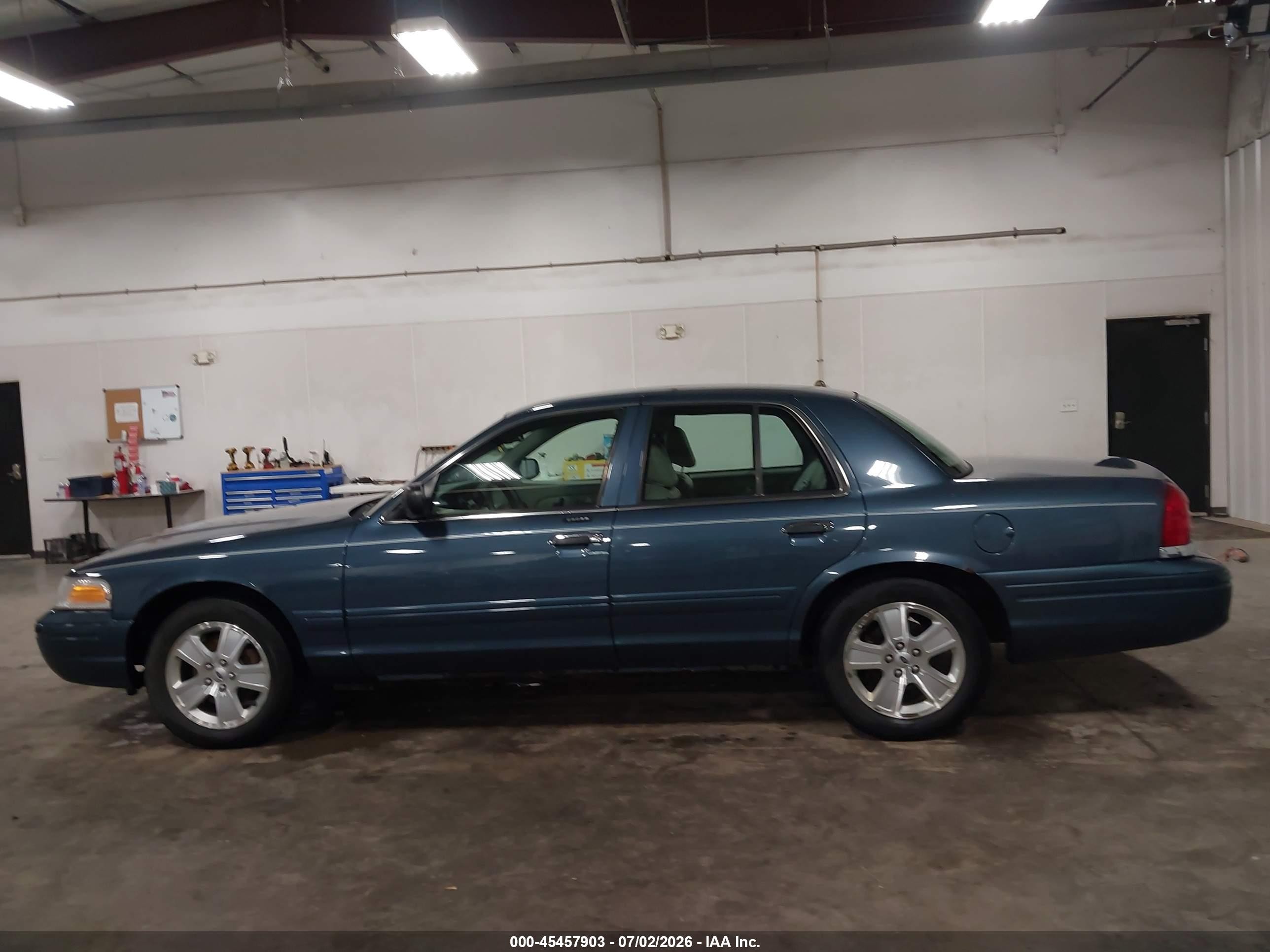 2008 Ford Crown Victoria Lx Синий vin: 2FAFP74V78X171190