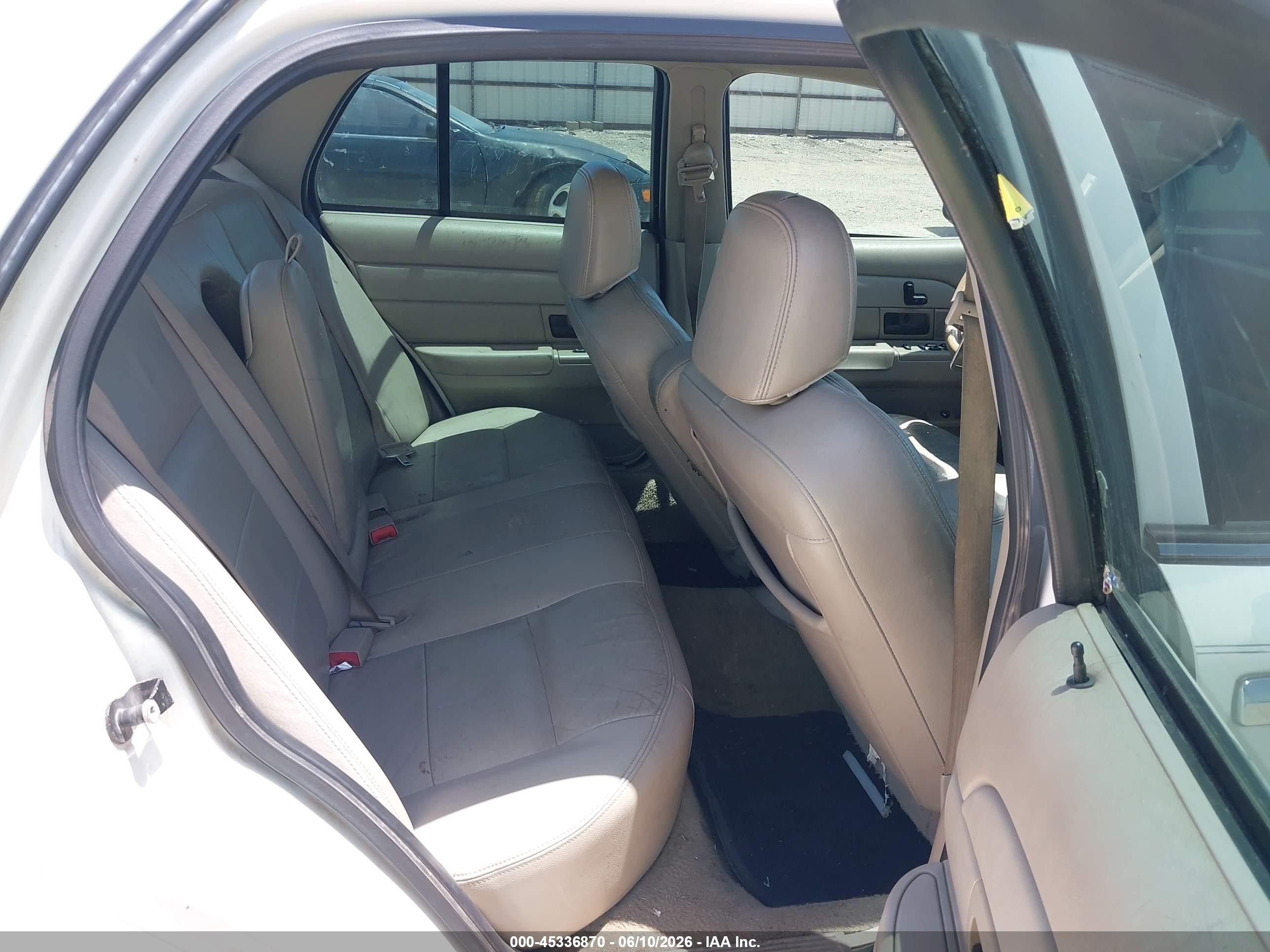 2008 Ford Crown Victoria Lx White vin: 2FAFP74V98X127482