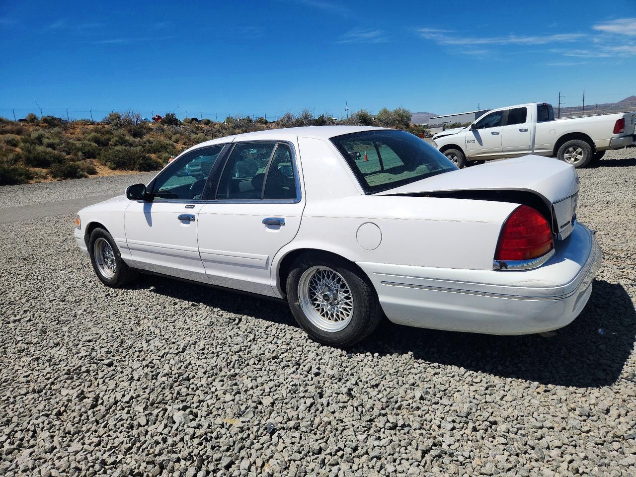 2002 Ford Crown Victoria Lx White vin: 2FAFP74W02X152772